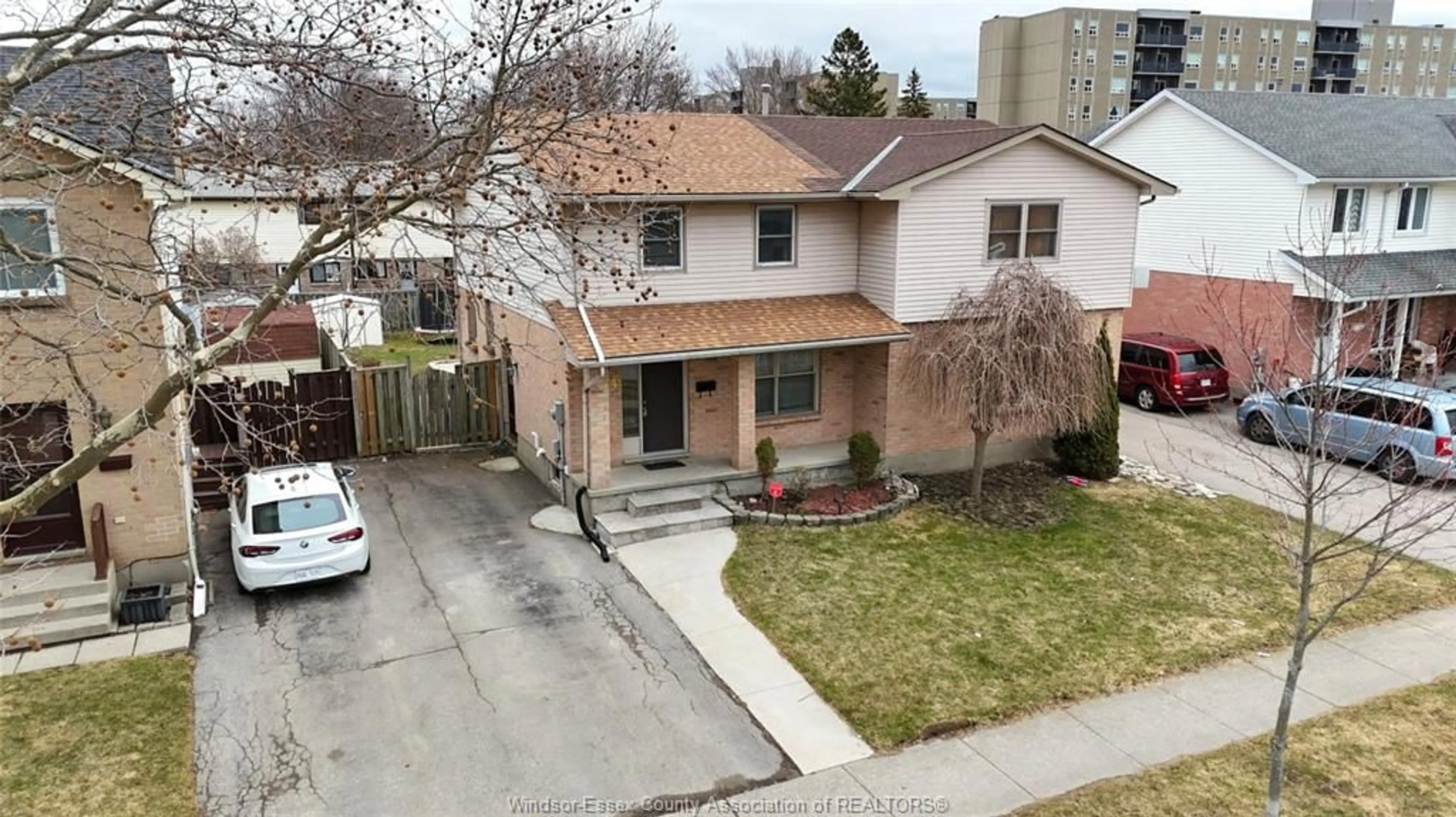 A pic from outside/outdoor area/front of a property/back of a property/a pic from drone, street for 134 GOLFDALE, London Ontario N6C 5X7