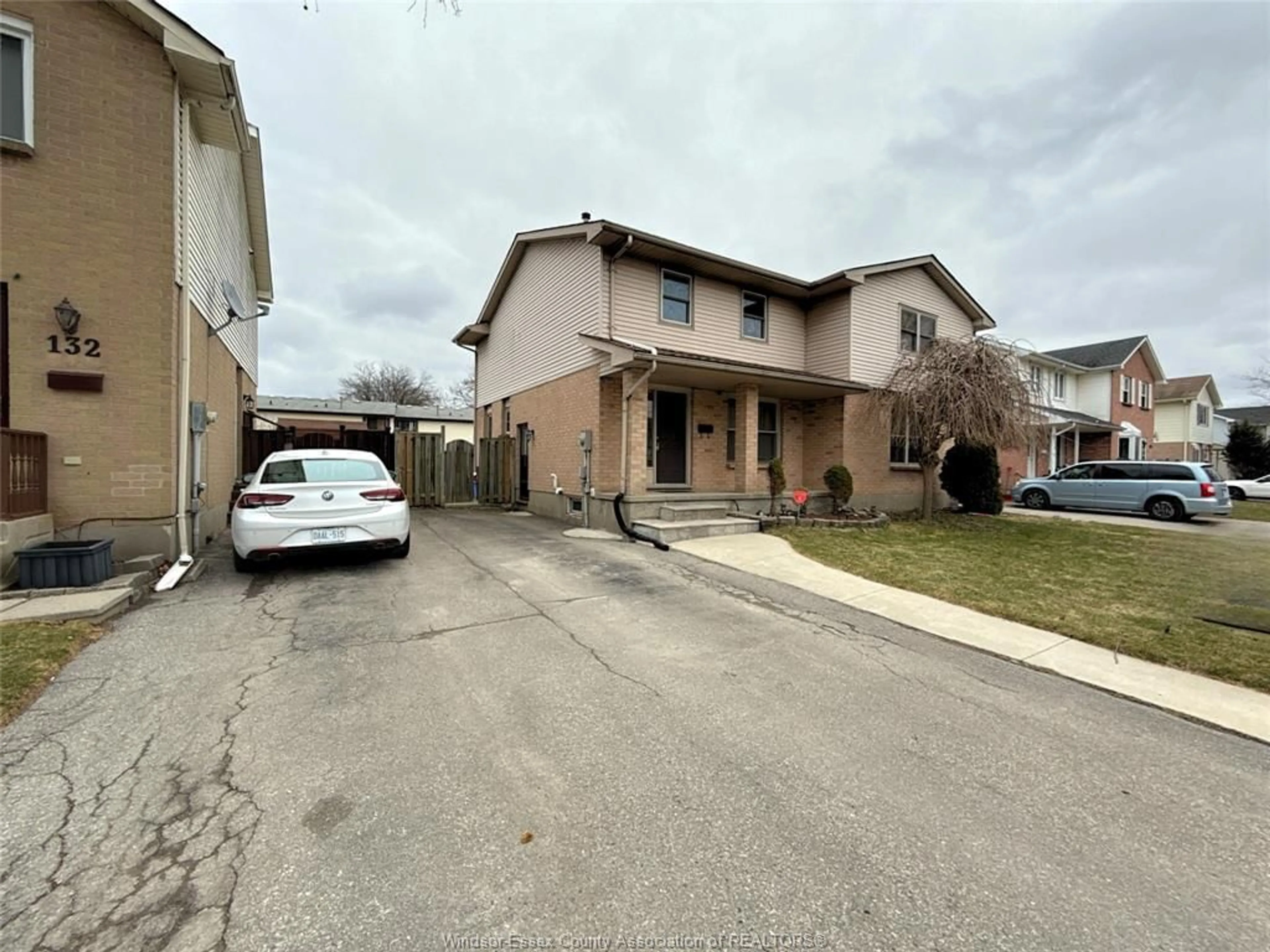 A pic from outside/outdoor area/front of a property/back of a property/a pic from drone, street for 134 GOLFDALE, London Ontario N6C 5X7