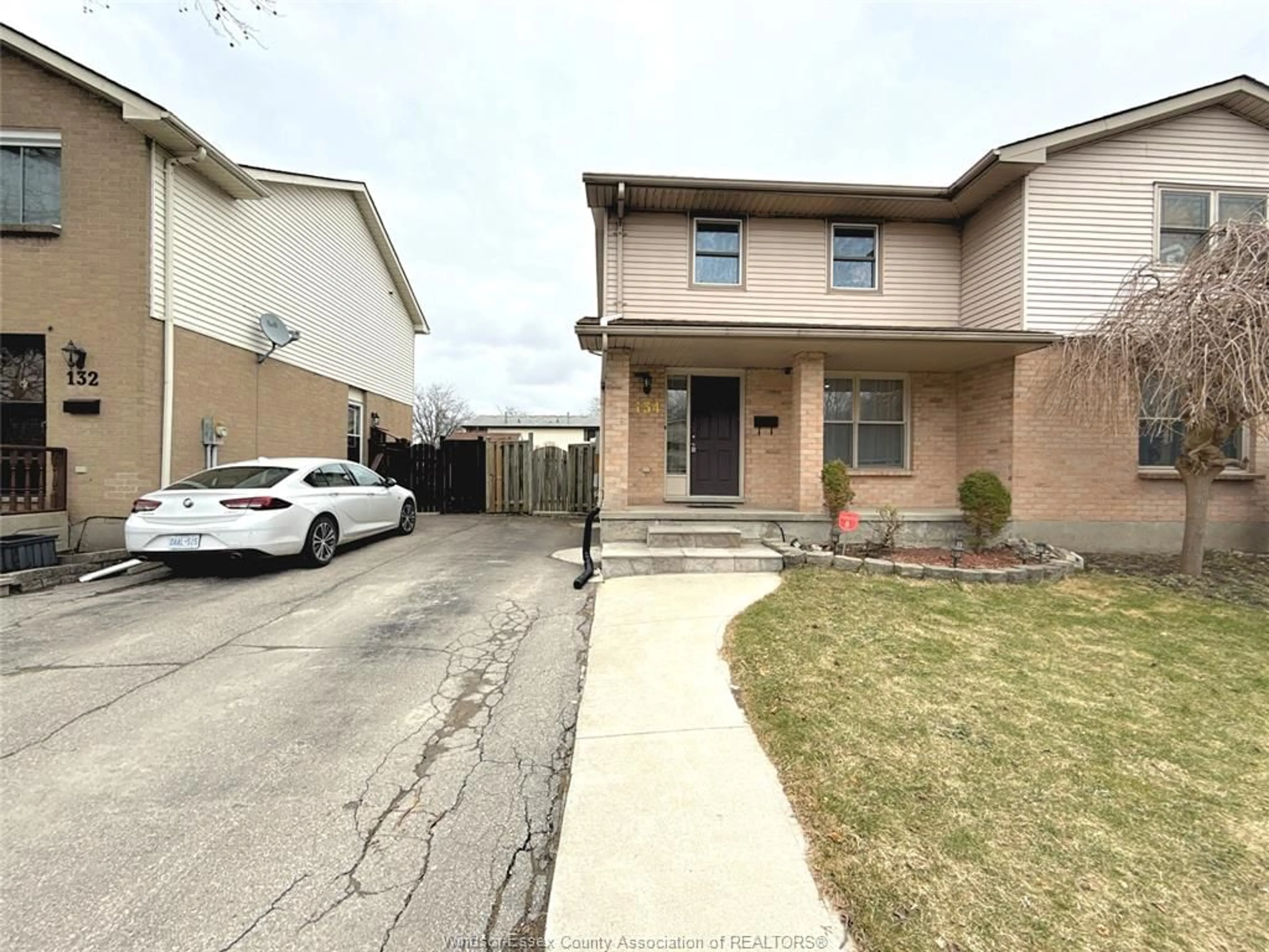 A pic from outside/outdoor area/front of a property/back of a property/a pic from drone, street for 134 GOLFDALE, London Ontario N6C 5X7