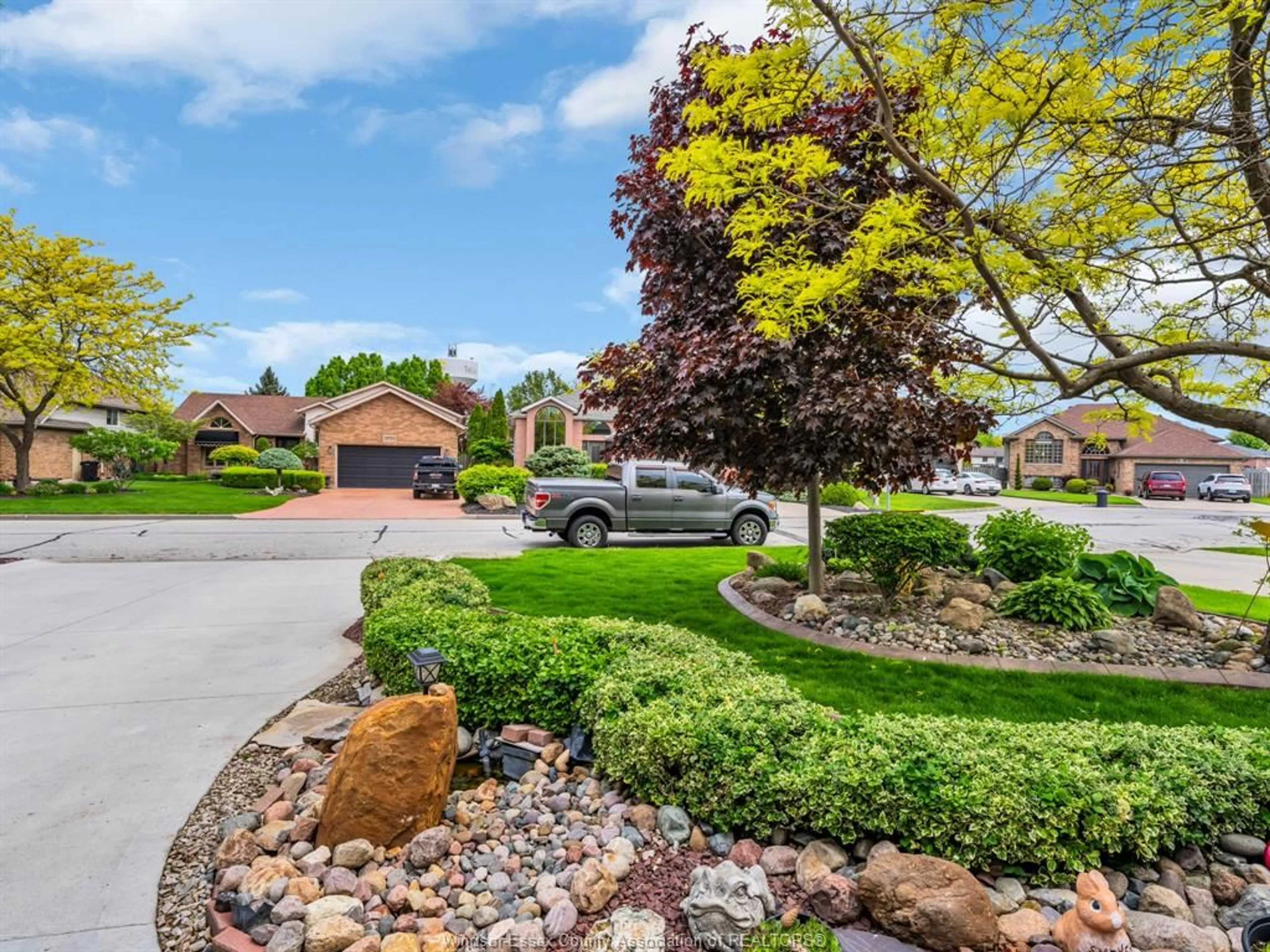 A pic from outside/outdoor area/front of a property/back of a property/a pic from drone, street for 12753 JACIE Crt, Tecumseh Ontario N8N 4W9