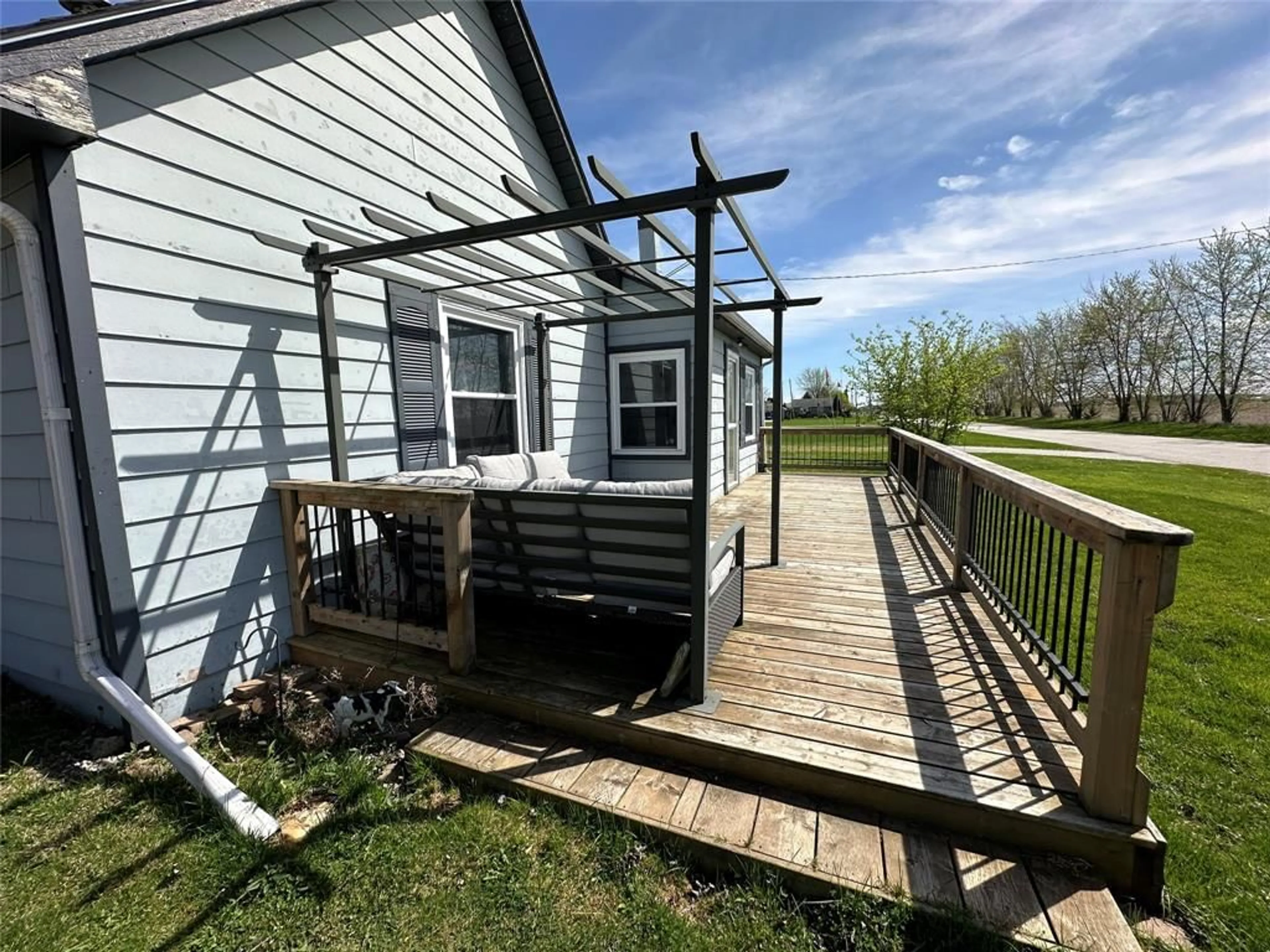 Patio, water/lake/river/ocean view for 3158 QUEEN St, Brooke-Alvinston Ontario N0N 1K0