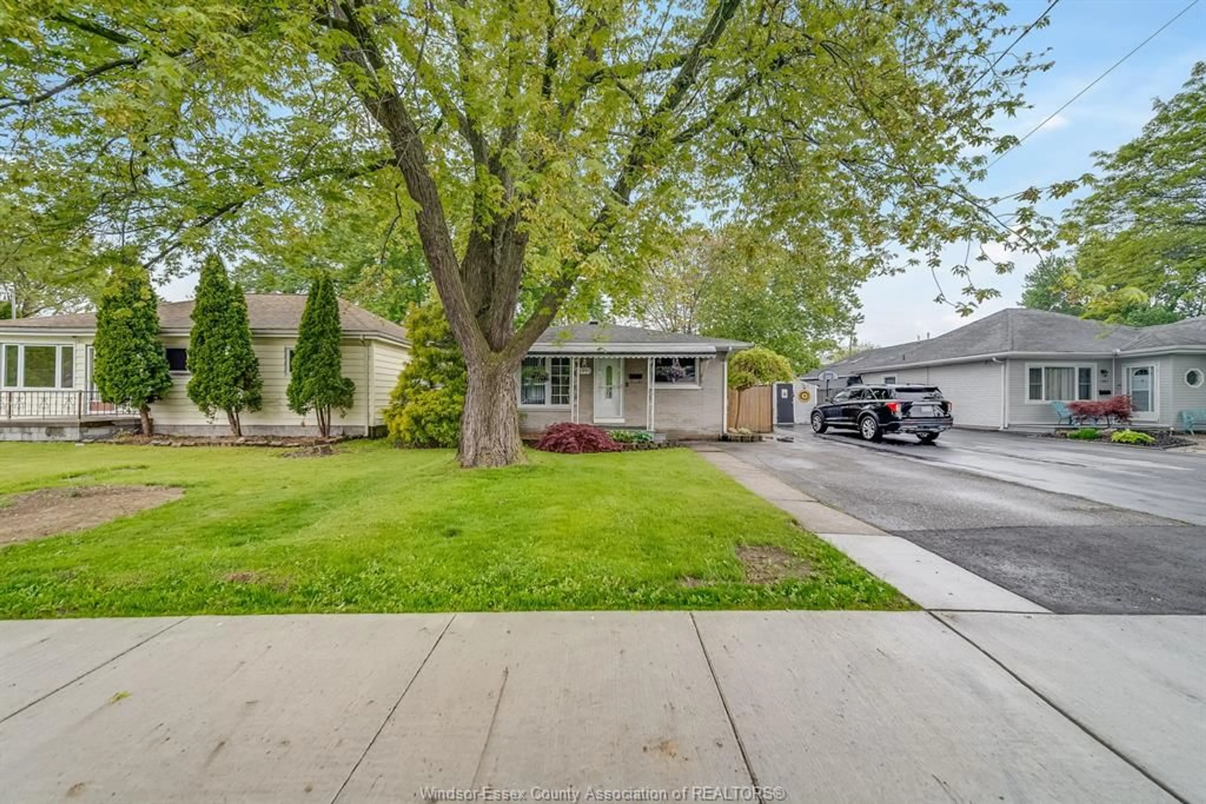 Home with vinyl exterior material, street for 1991 FERNDALE Ave, Windsor Ontario N8T 2K9