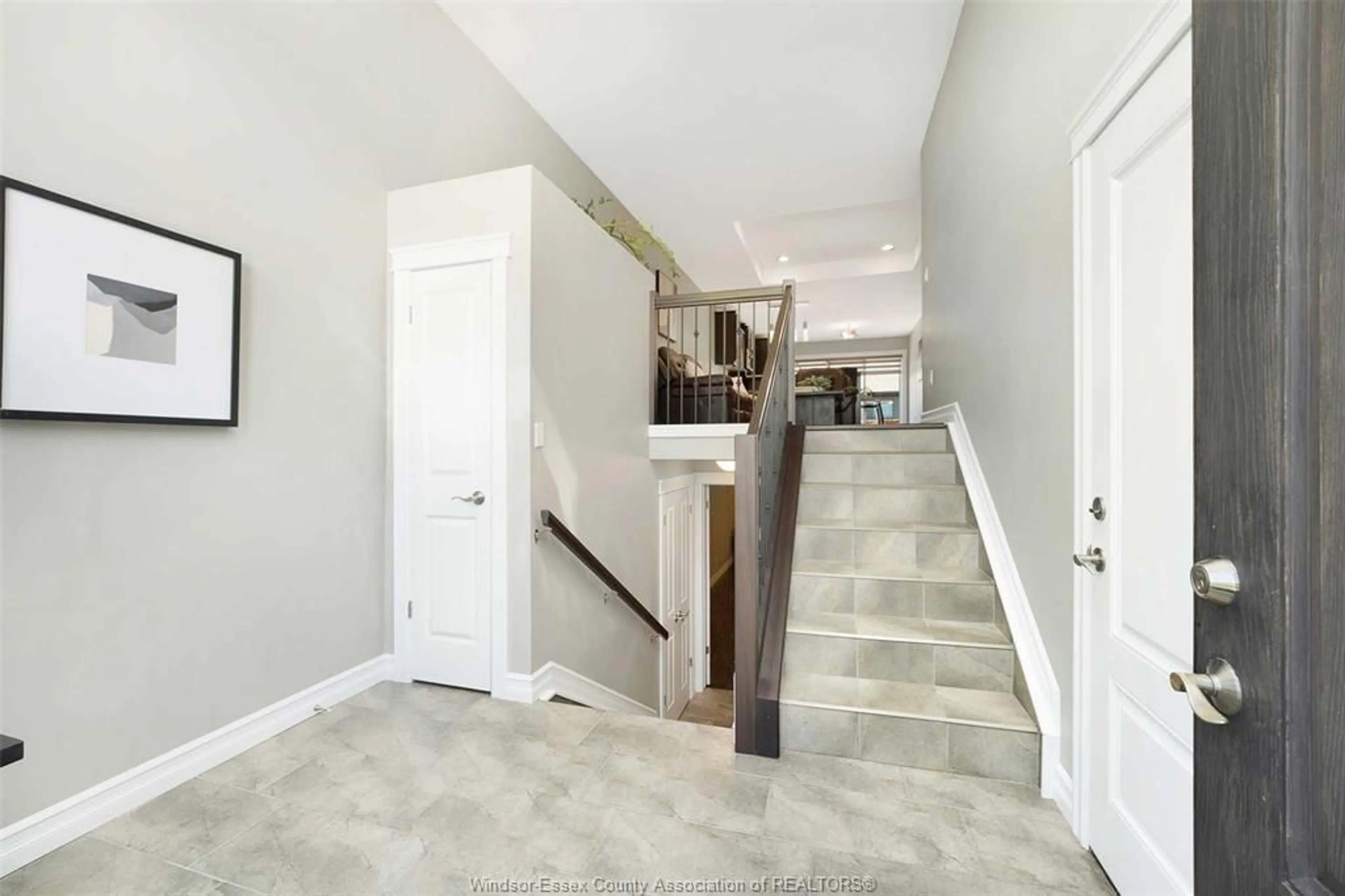 Indoor entryway for 11920 THISTLEDOWN Ave, Windsor Ontario N8P 0A1