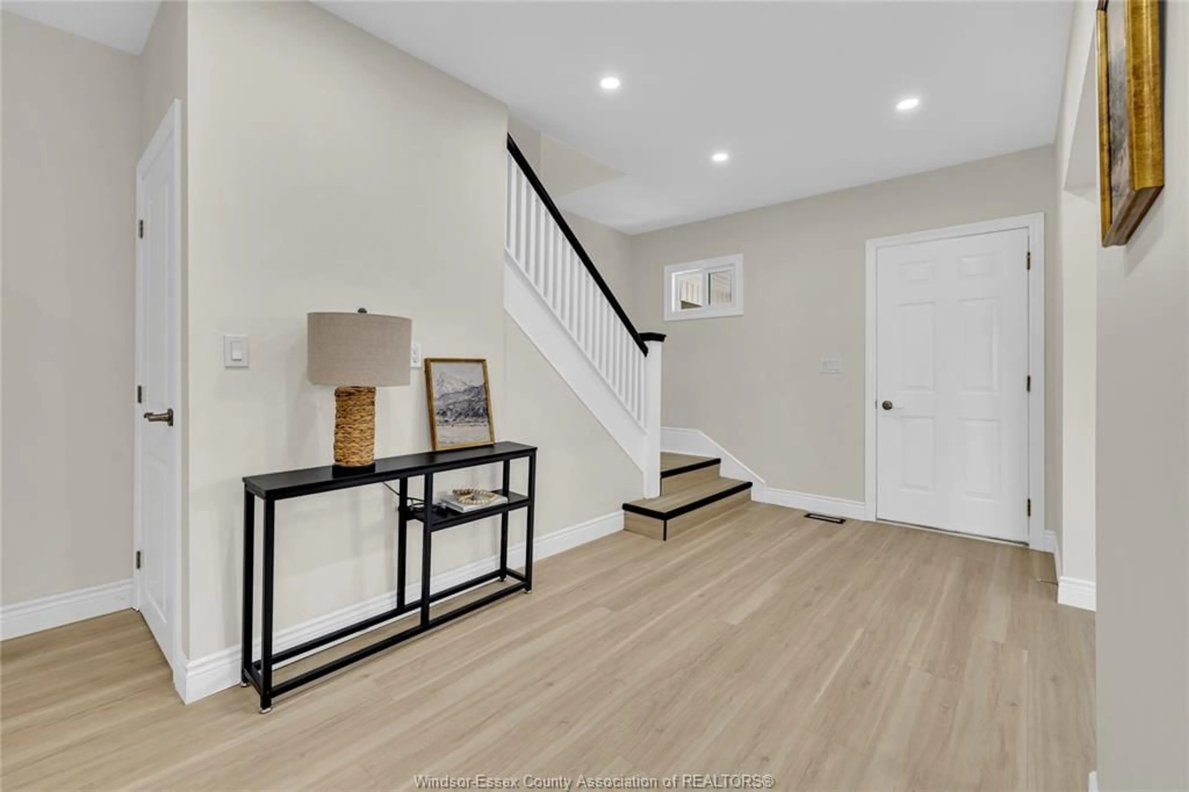 Indoor entryway for 1627 HIGHLAND, Windsor Ontario N8X 3R9