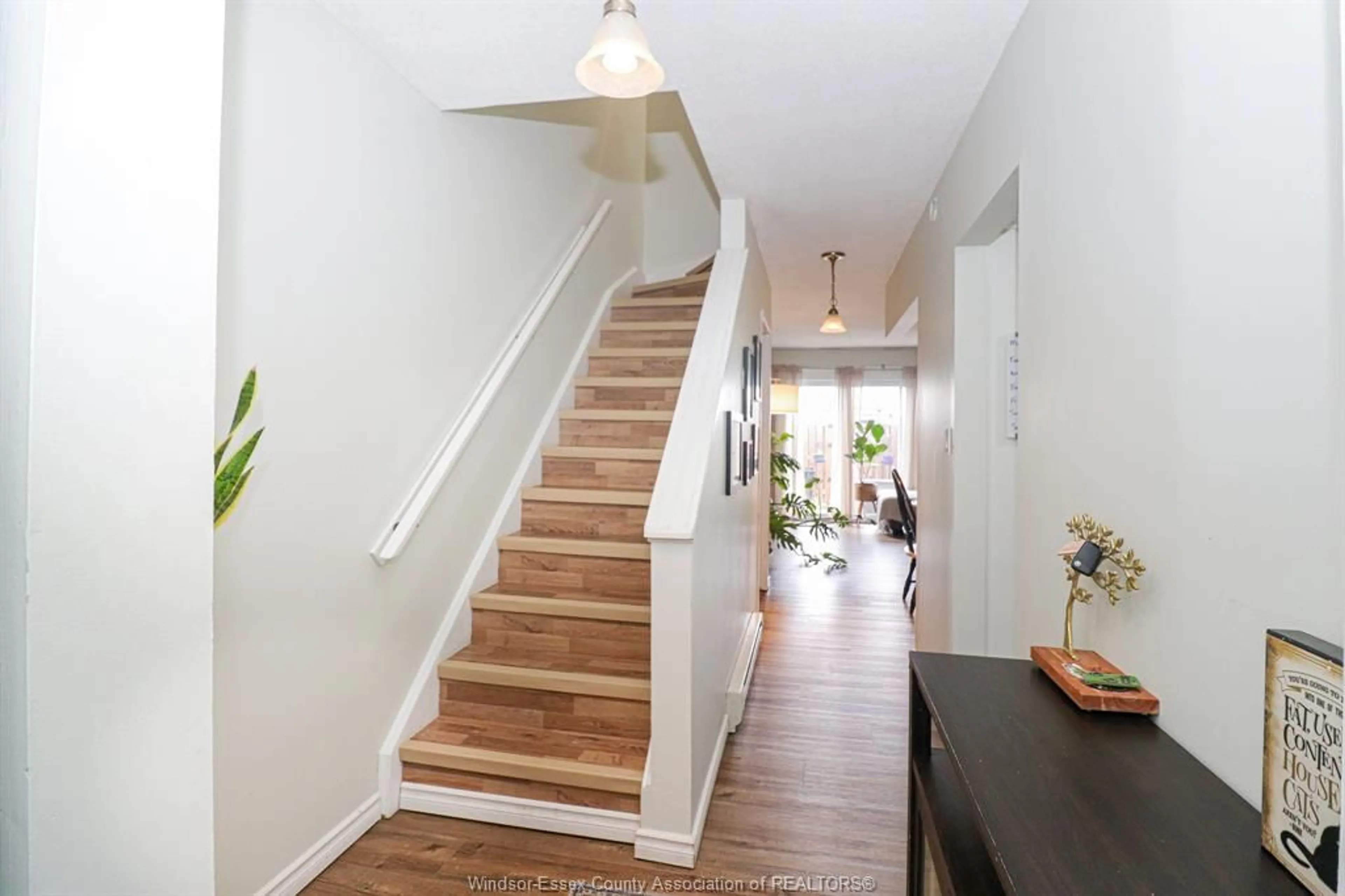 Indoor entryway for 6298 THORNBERRY Cres, Windsor Ontario N8T 3A3