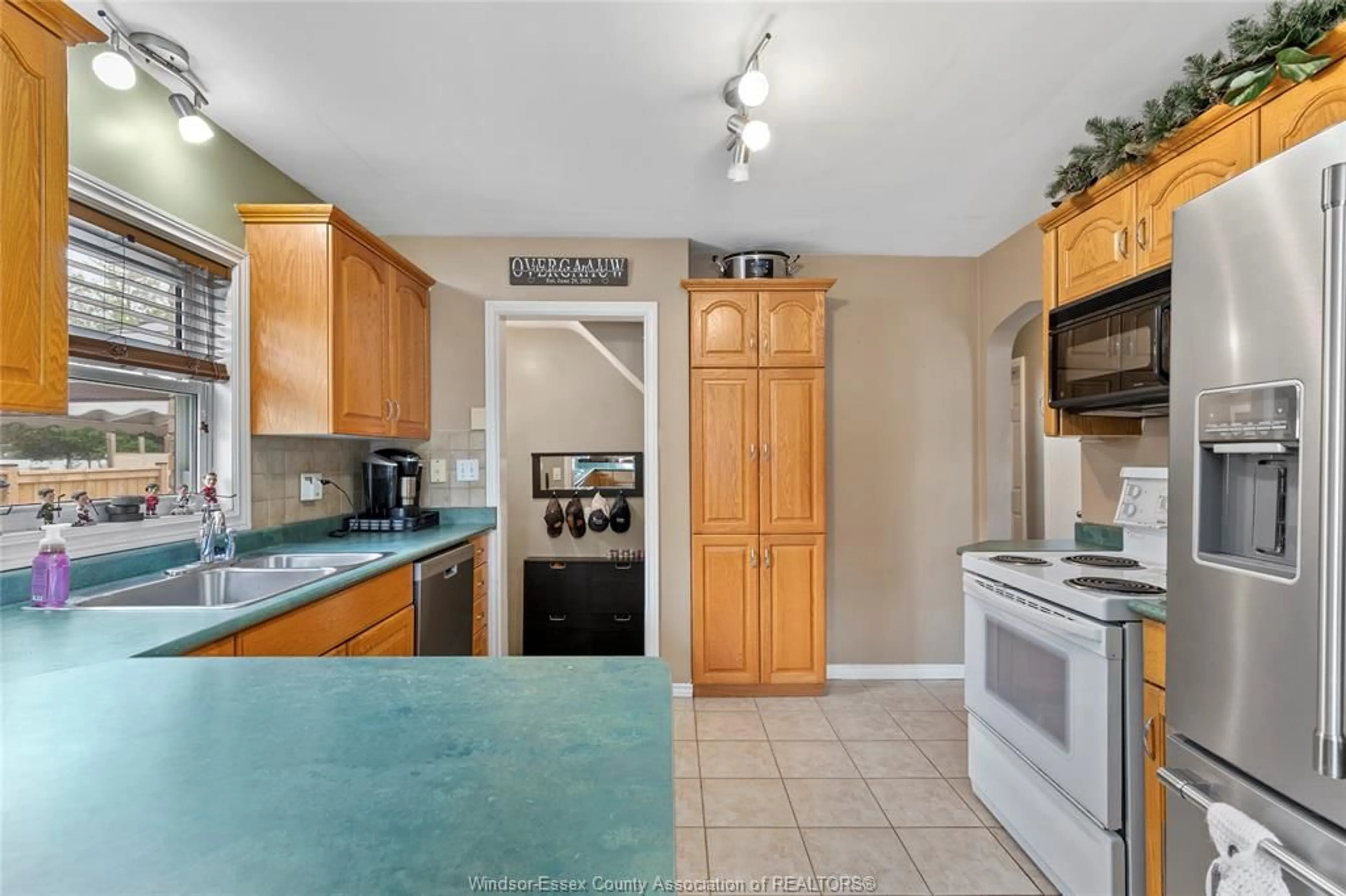 Standard kitchen, ceramic/tile floor for 853 BUCKINGHAM Rd, Windsor Ontario N8S 2C7