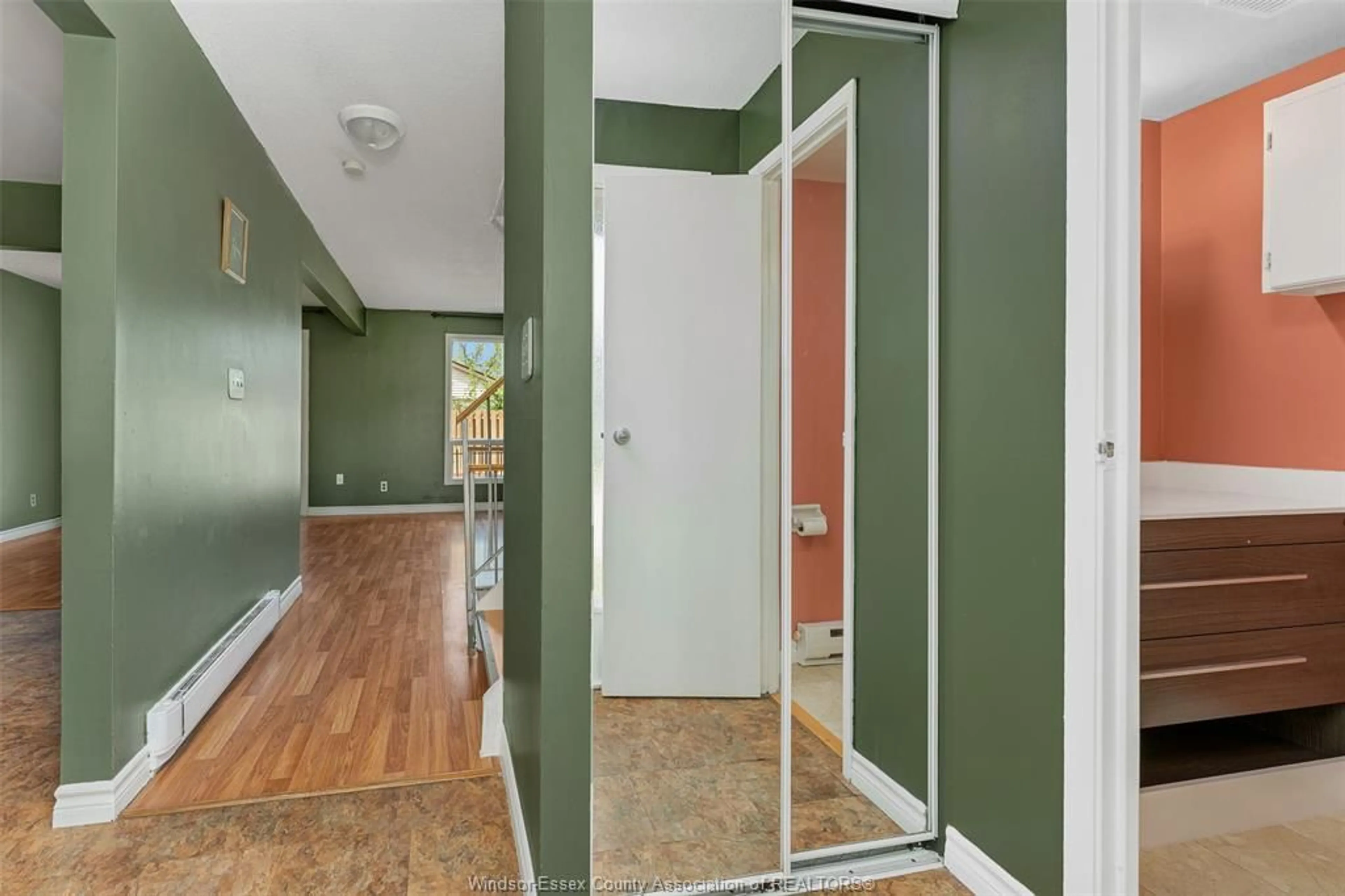 Indoor entryway for 8310 Gateside Pl, Windsor Ontario N8S 4N6