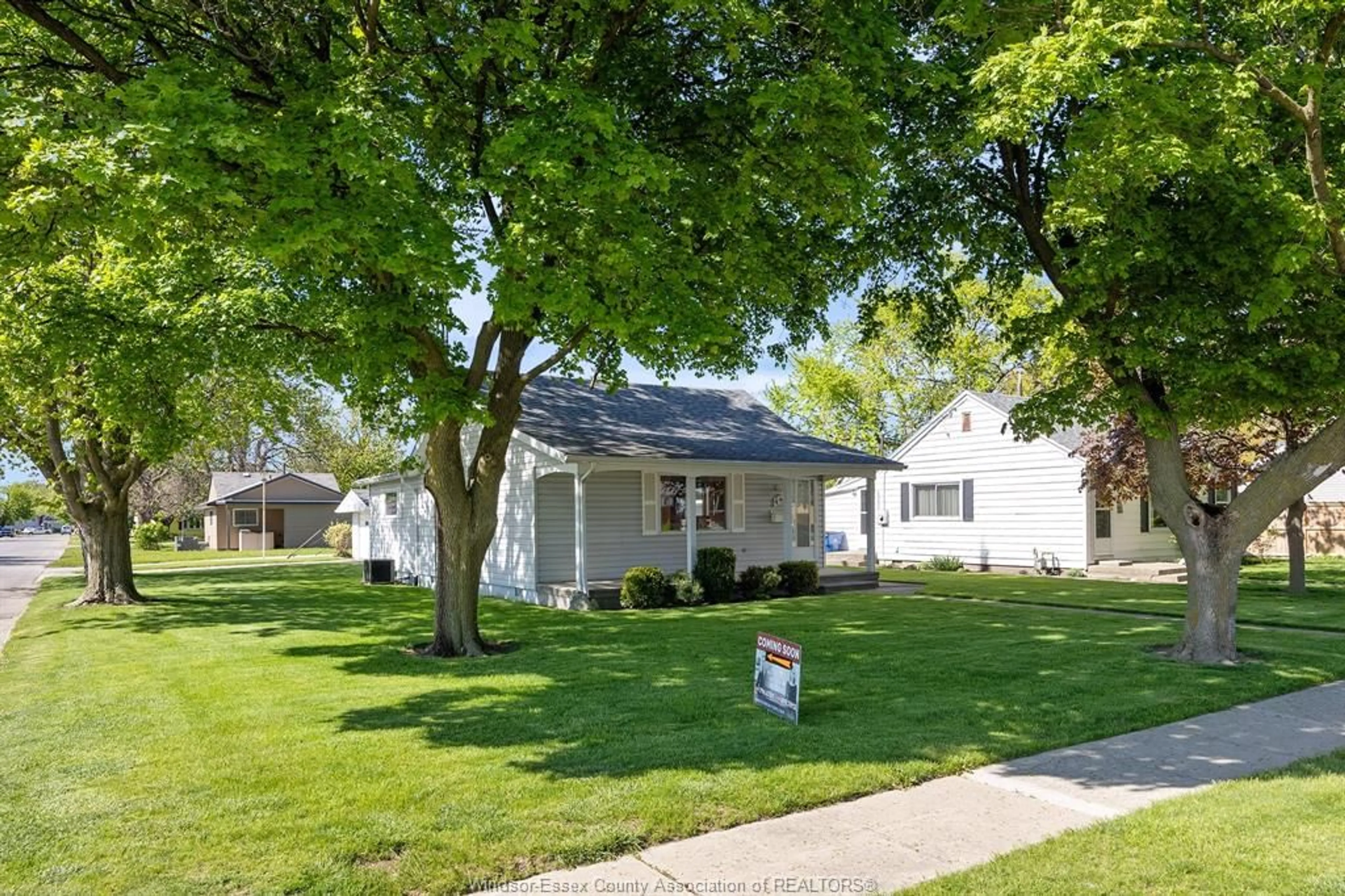 Home with vinyl exterior material, street for 44 BOND, Tilbury Ontario N0P 2L0