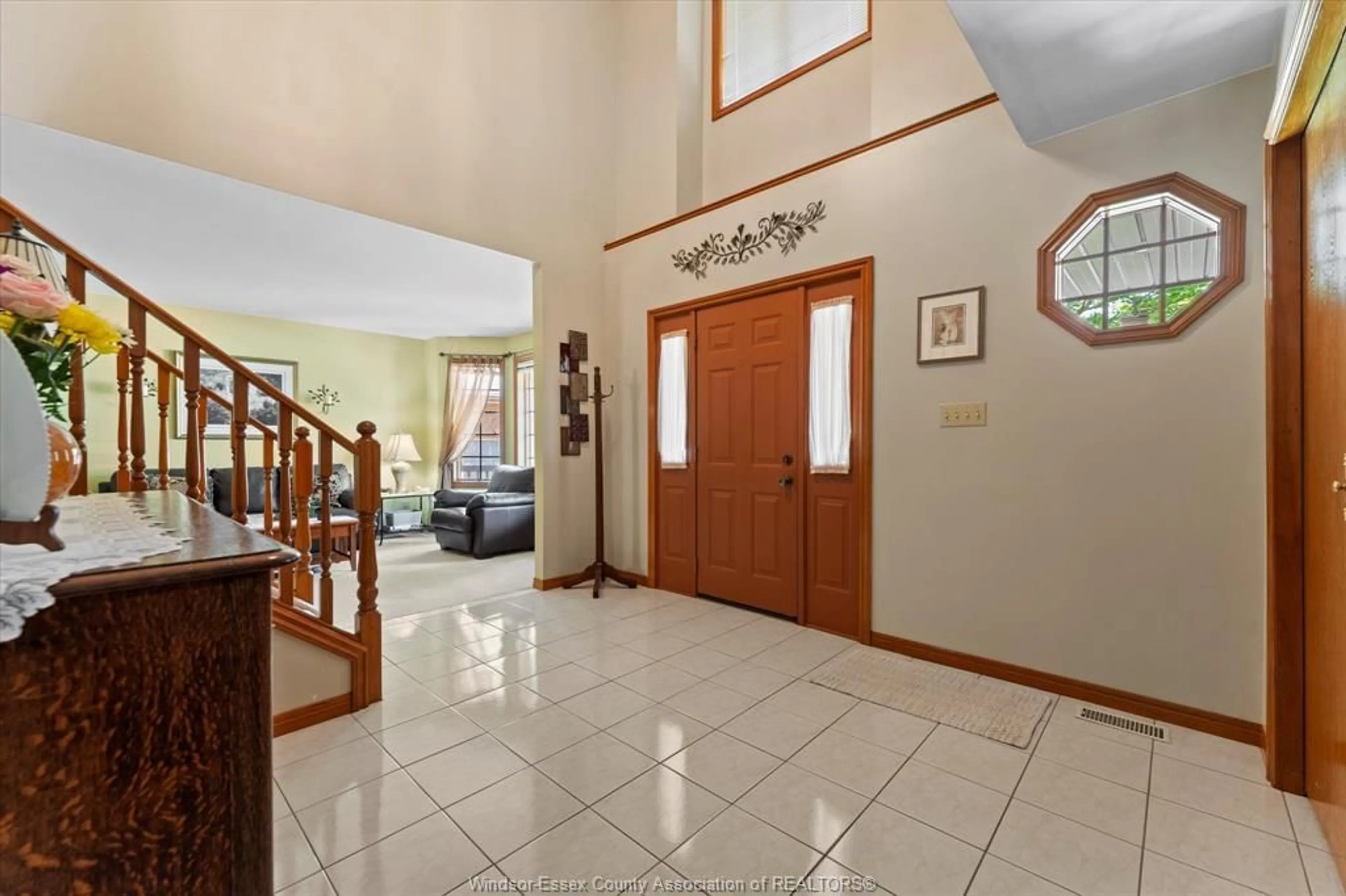 Indoor foyer for 606 PINE RIDGE Ave, Amherstburg Ontario N9V 3W3