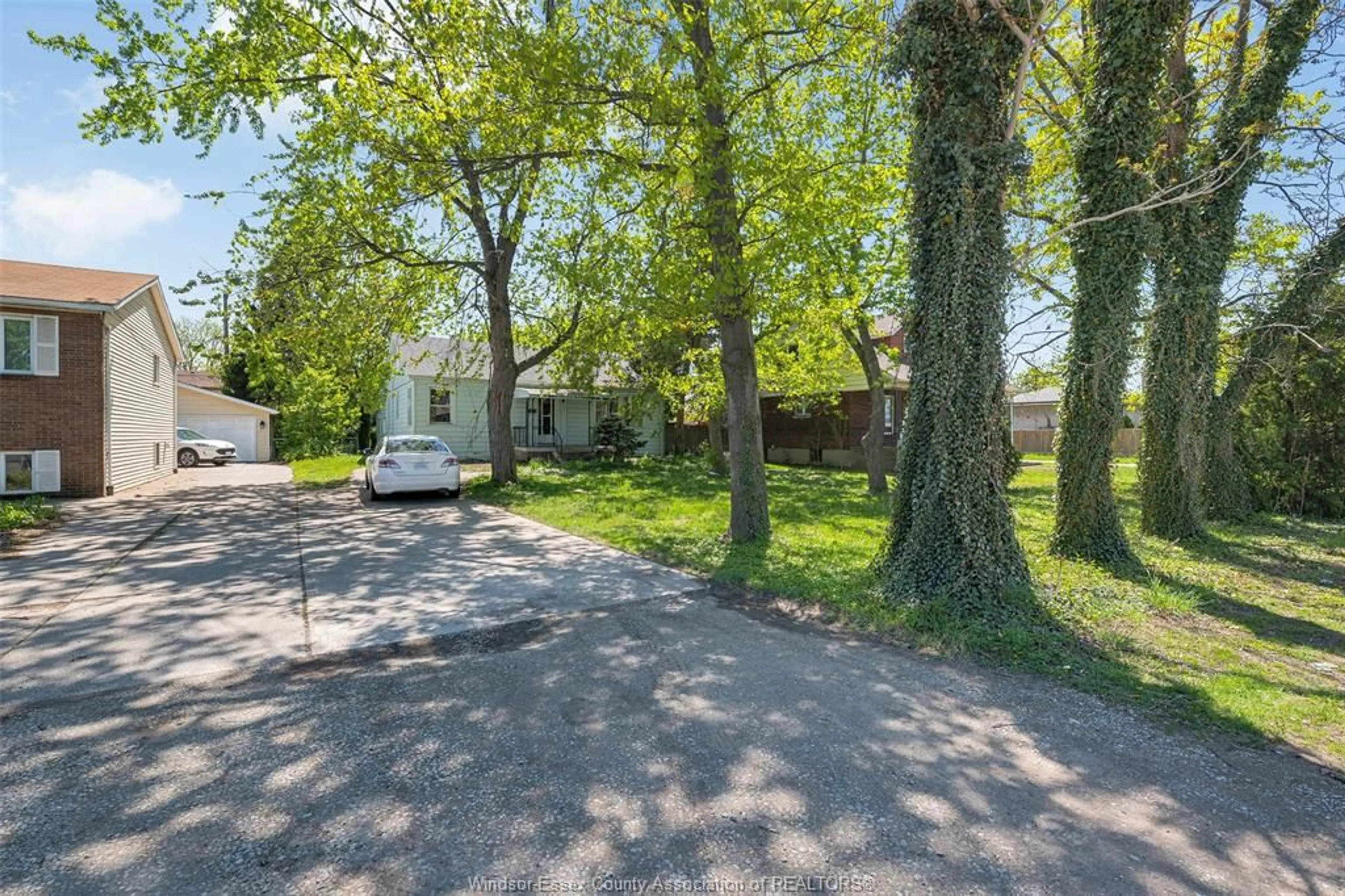 A pic from outside/outdoor area/front of a property/back of a property/a pic from drone, street for 559 VANIER, Windsor Ontario N8X 3E2