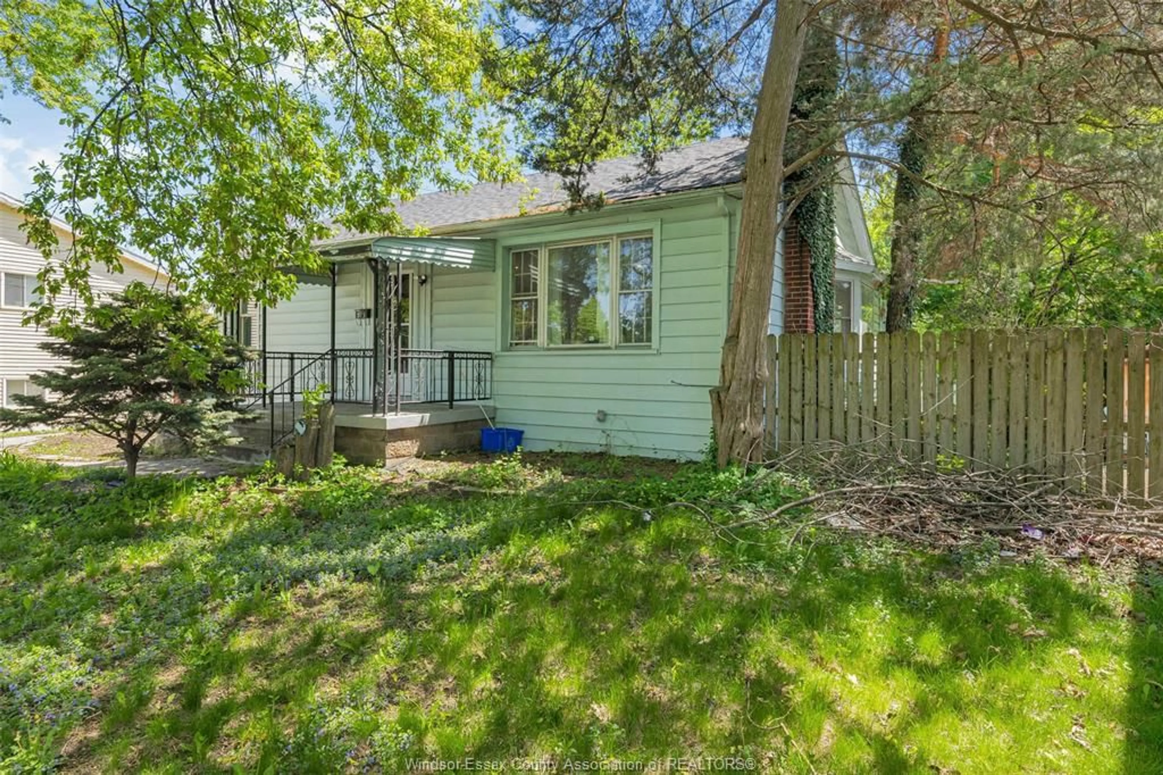 A pic from outside/outdoor area/front of a property/back of a property/a pic from drone, street for 559 VANIER, Windsor Ontario N8X 3E2