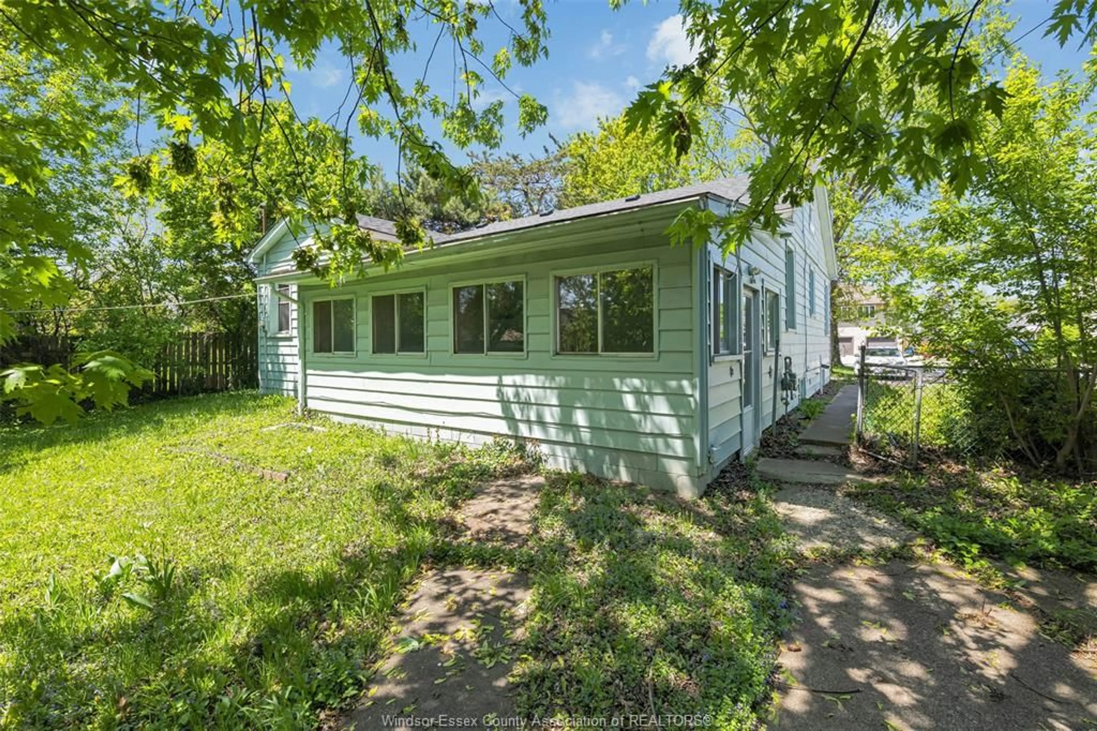 A pic from outside/outdoor area/front of a property/back of a property/a pic from drone, street for 559 VANIER, Windsor Ontario N8X 3E2