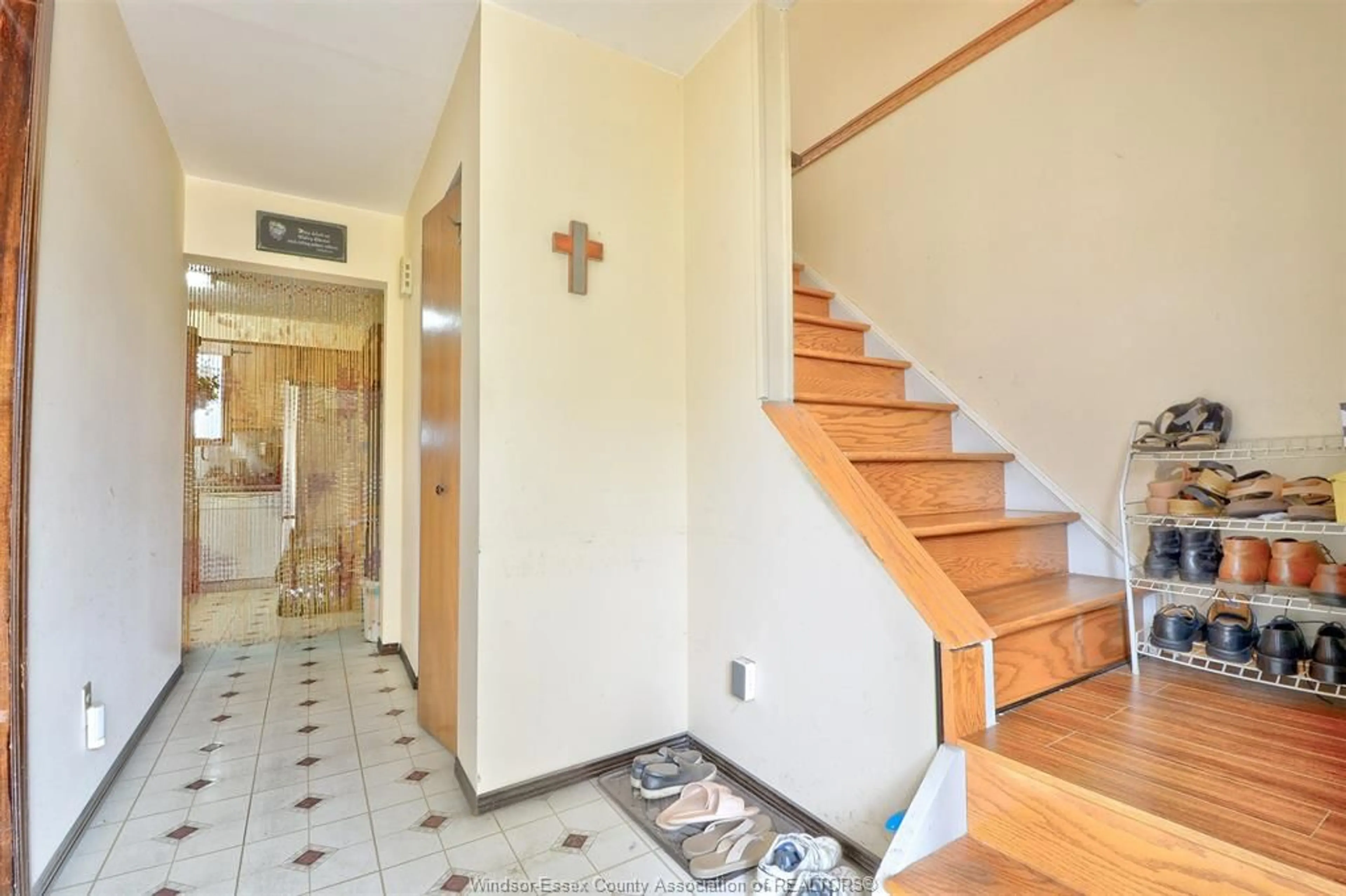 Indoor foyer for 1330 HALLMARK, Windsor Ontario N8W 4Z3