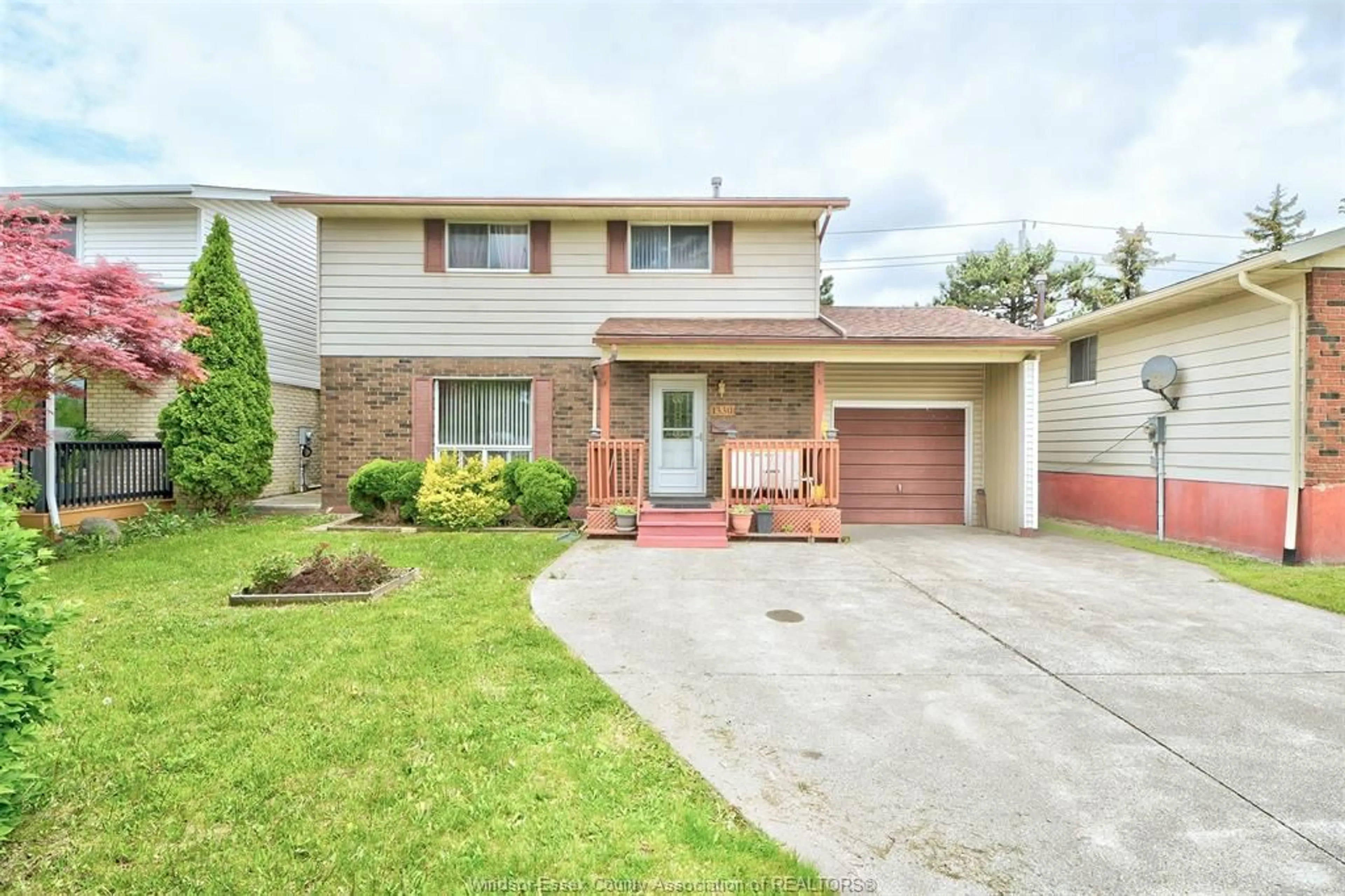 Home with vinyl exterior material, street for 1330 HALLMARK, Windsor Ontario N8W 4Z3