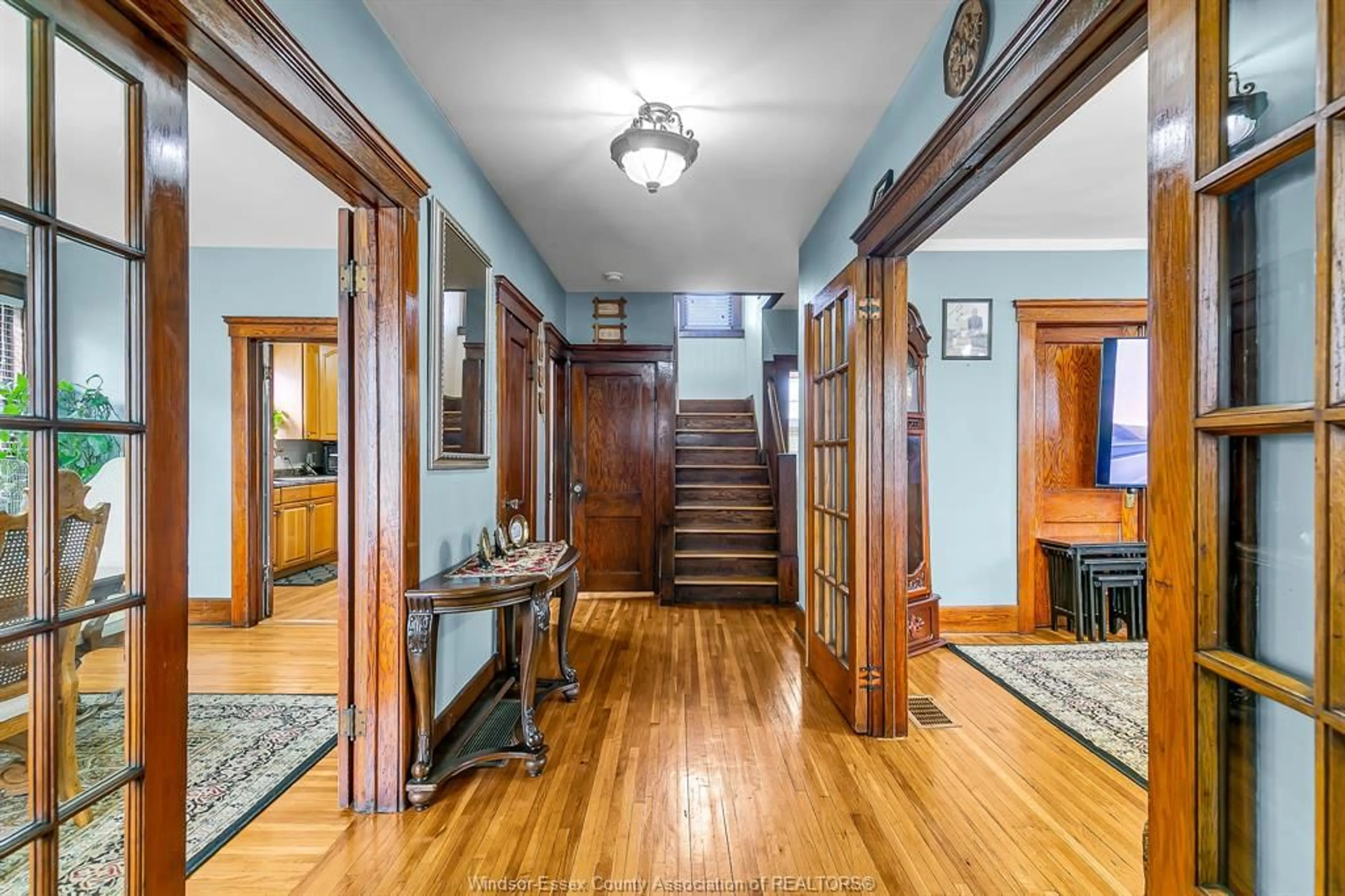 Indoor foyer for 156 GILES Blvd, Windsor Ontario N9A 4B9