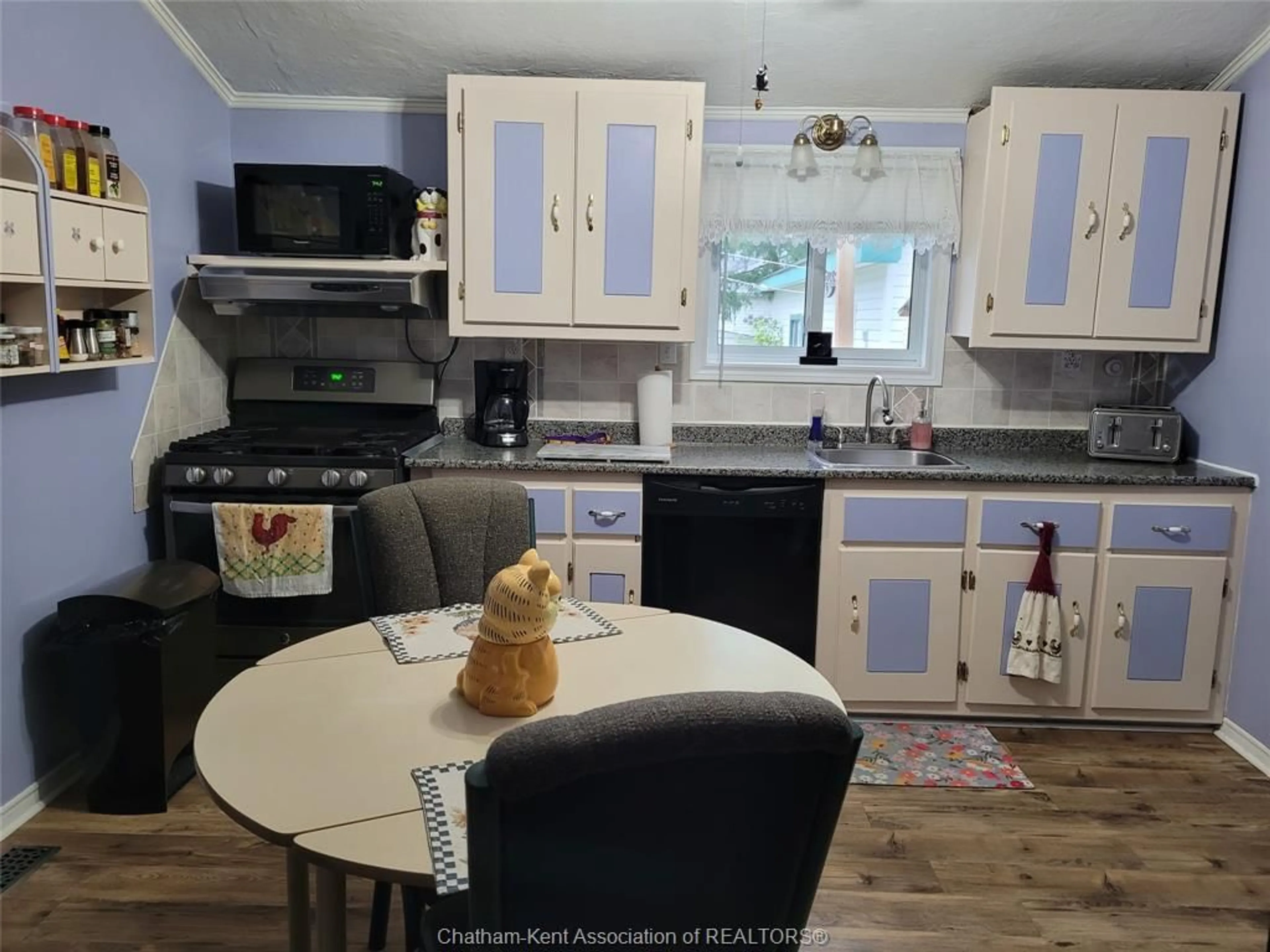 Open concept kitchen, unknown for 212 Fraser St, Wallaceburg Ontario N8A 3X1