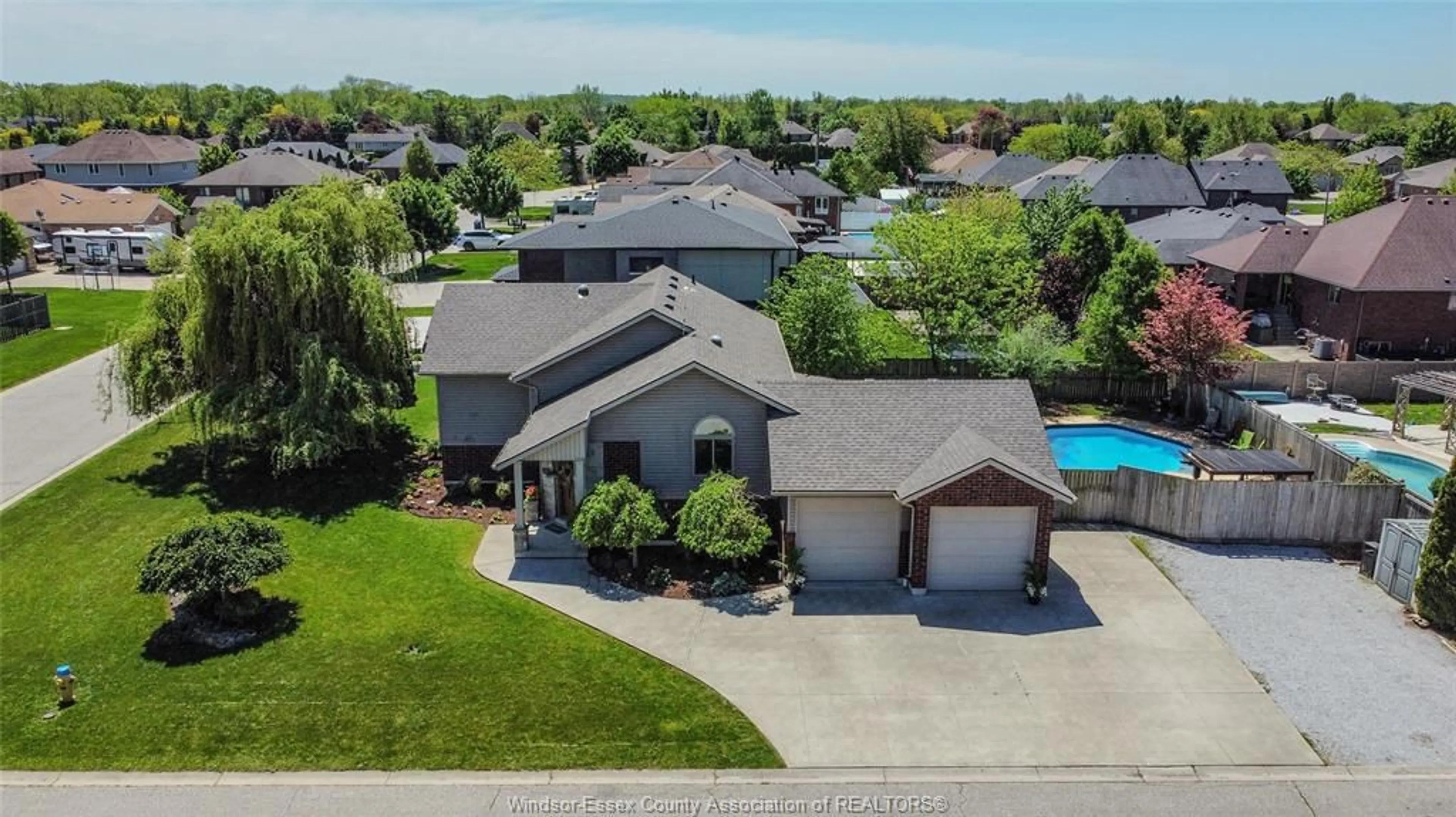A pic from outside/outdoor area/front of a property/back of a property/a pic from drone, street for 401 Old Colony Trail, Amherstburg Ontario N9V 4C3