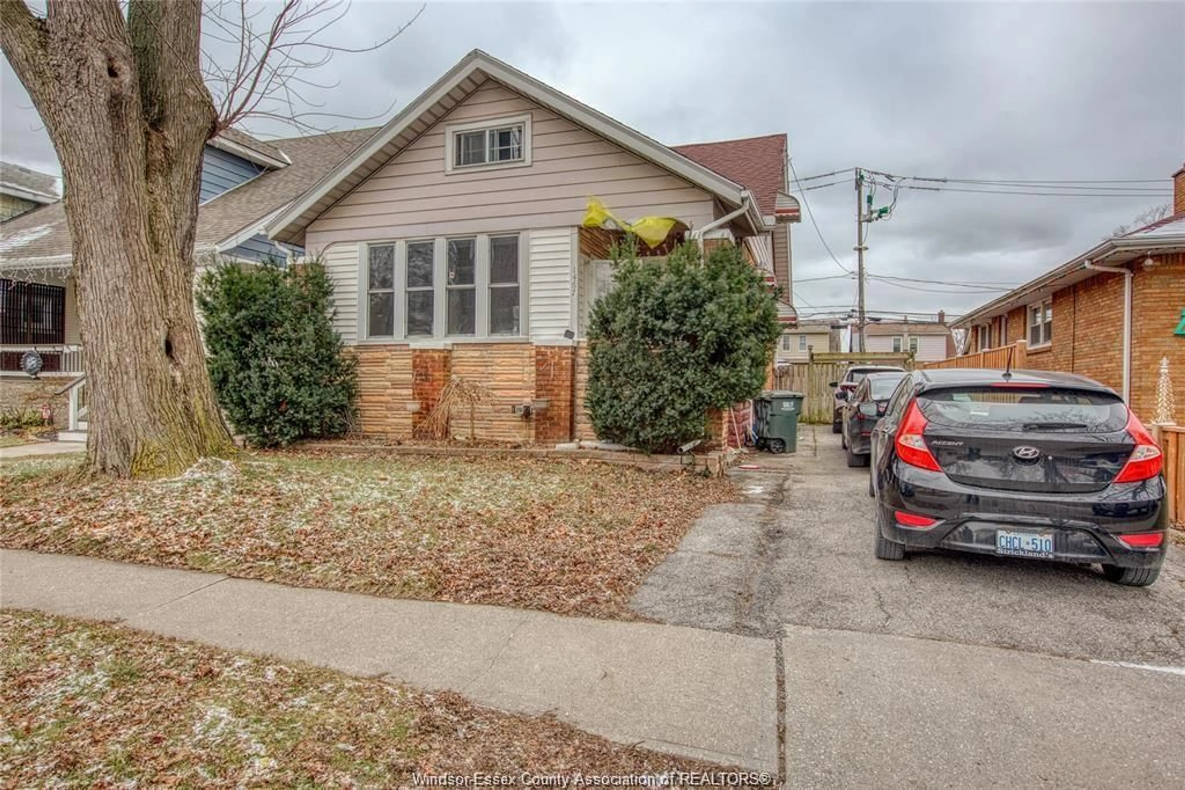 A pic from outside/outdoor area/front of a property/back of a property/a pic from drone, street for 1467 YORK Street, Windsor Ontario N8X 1W2