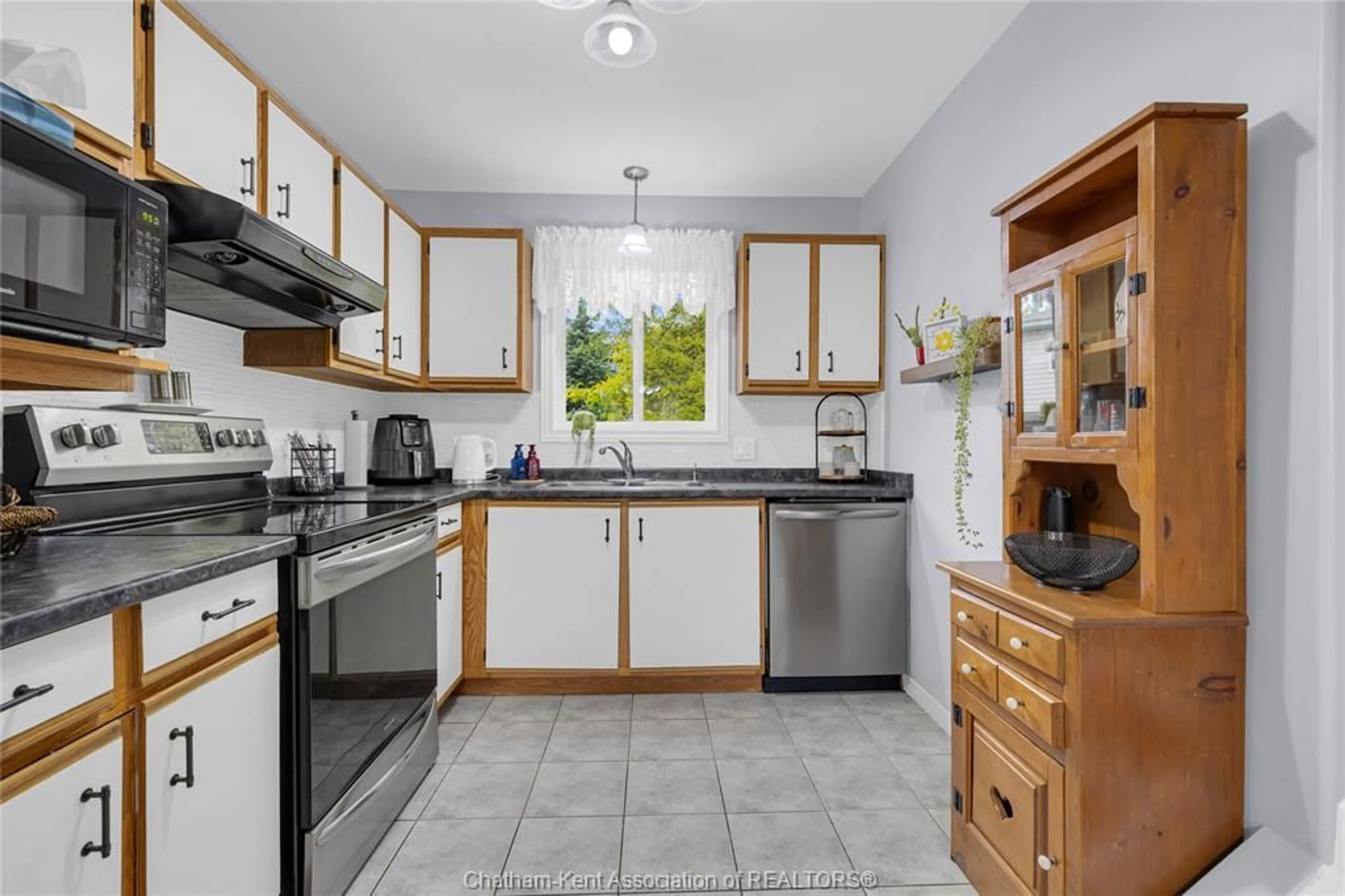 Standard kitchen, ceramic/tile floor for 2 Fancy Crt, Tilbury Ontario N0P 2L0