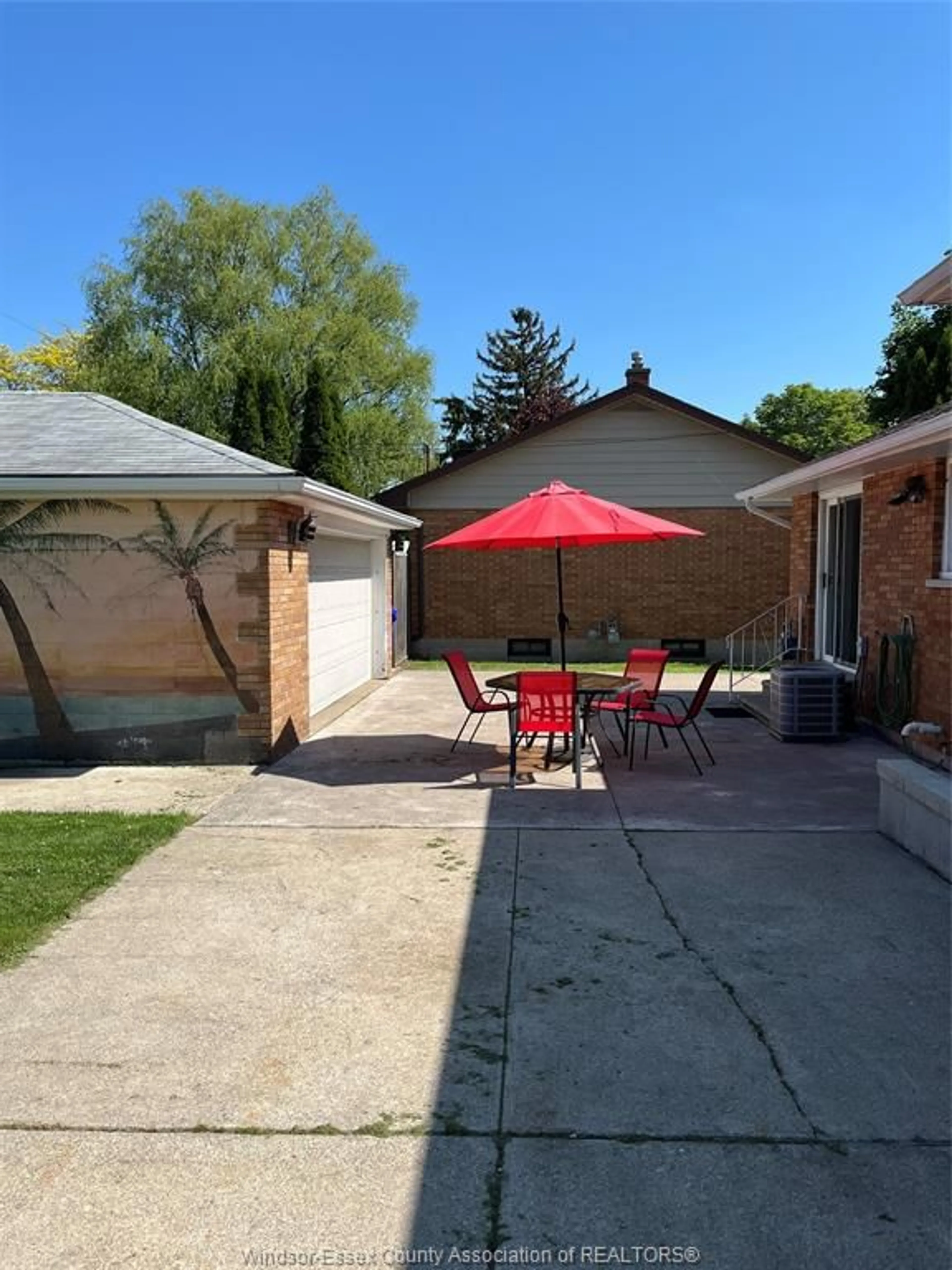 A pic from outside/outdoor area/front of a property/back of a property/a pic from drone, street for 988 FRANK, Windsor Ontario N8S 3P5