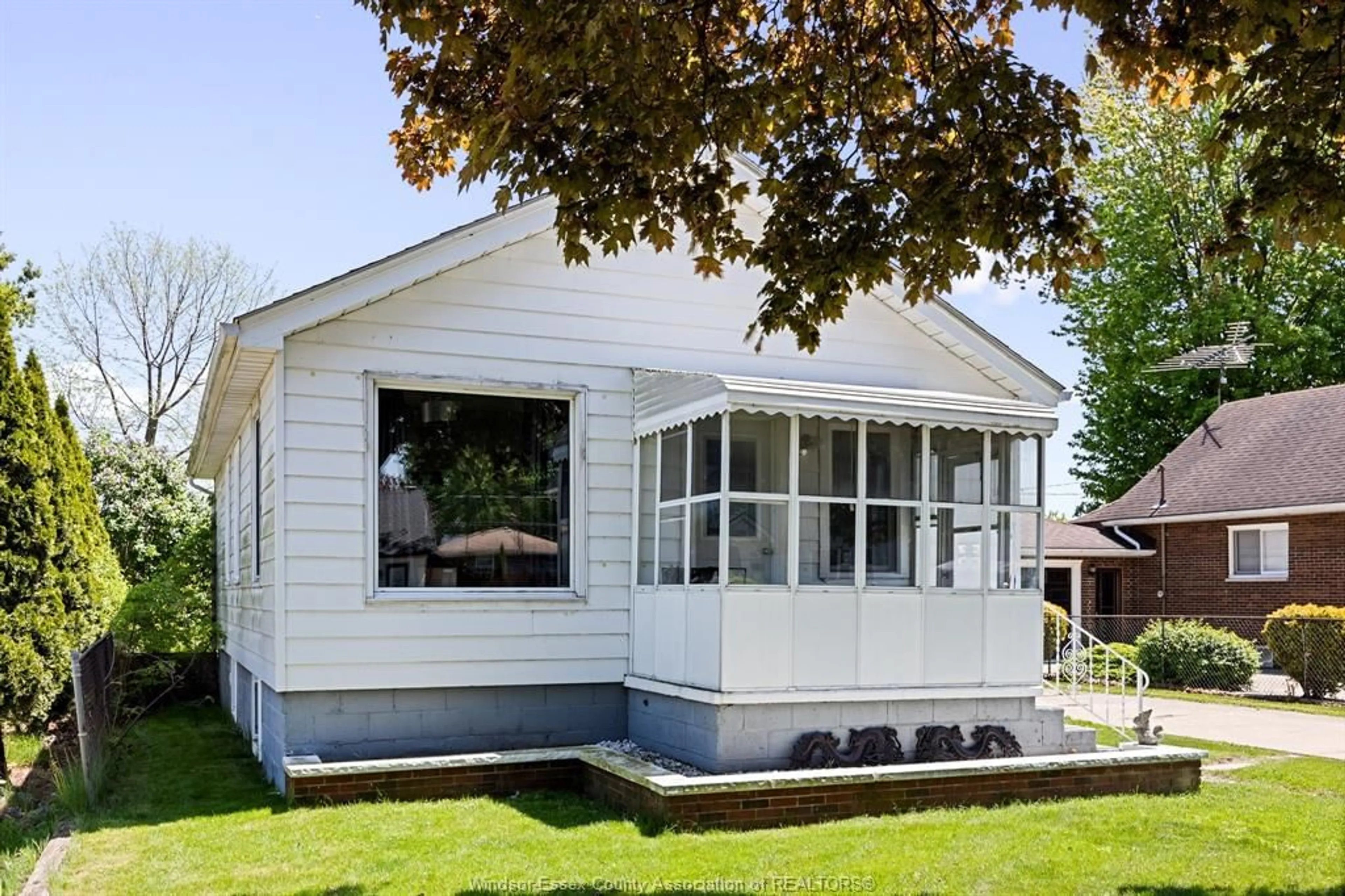 Home with vinyl exterior material, street for 38 WESTMORELAND, Leamington Ontario N8H 3P3