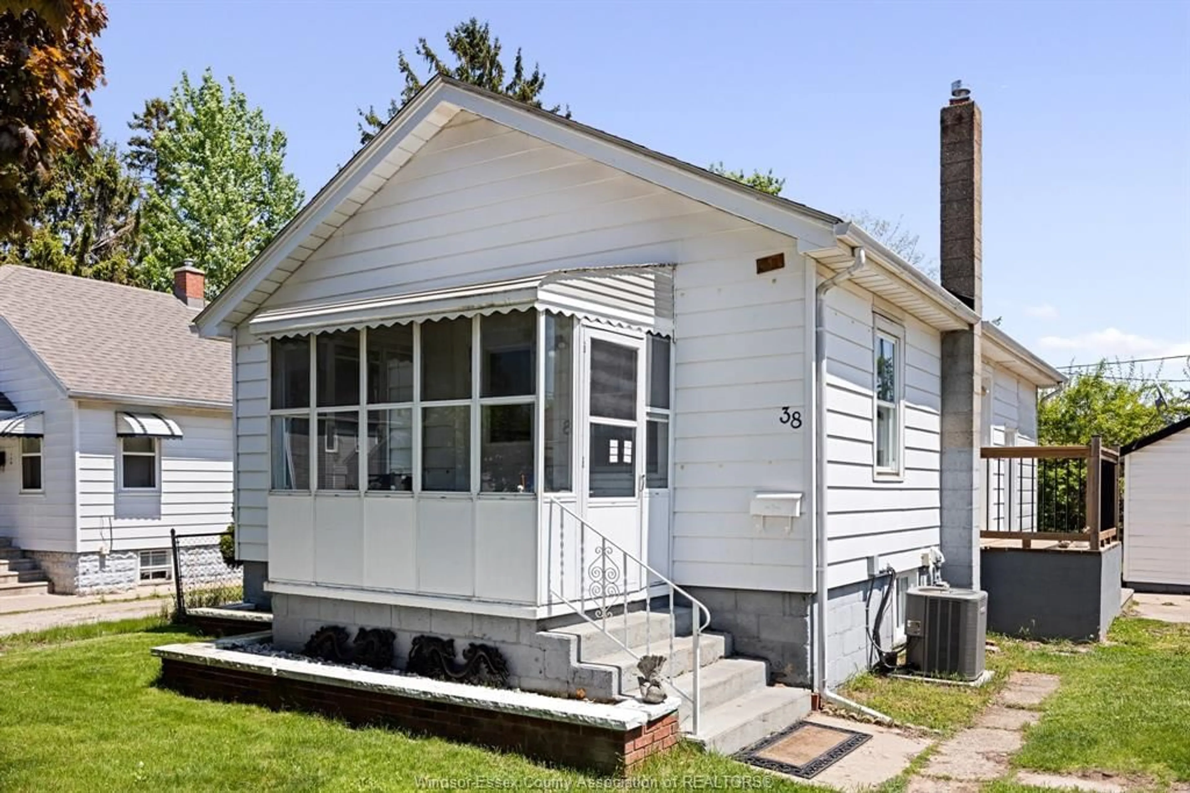 Home with vinyl exterior material, street for 38 WESTMORELAND, Leamington Ontario N8H 3P3