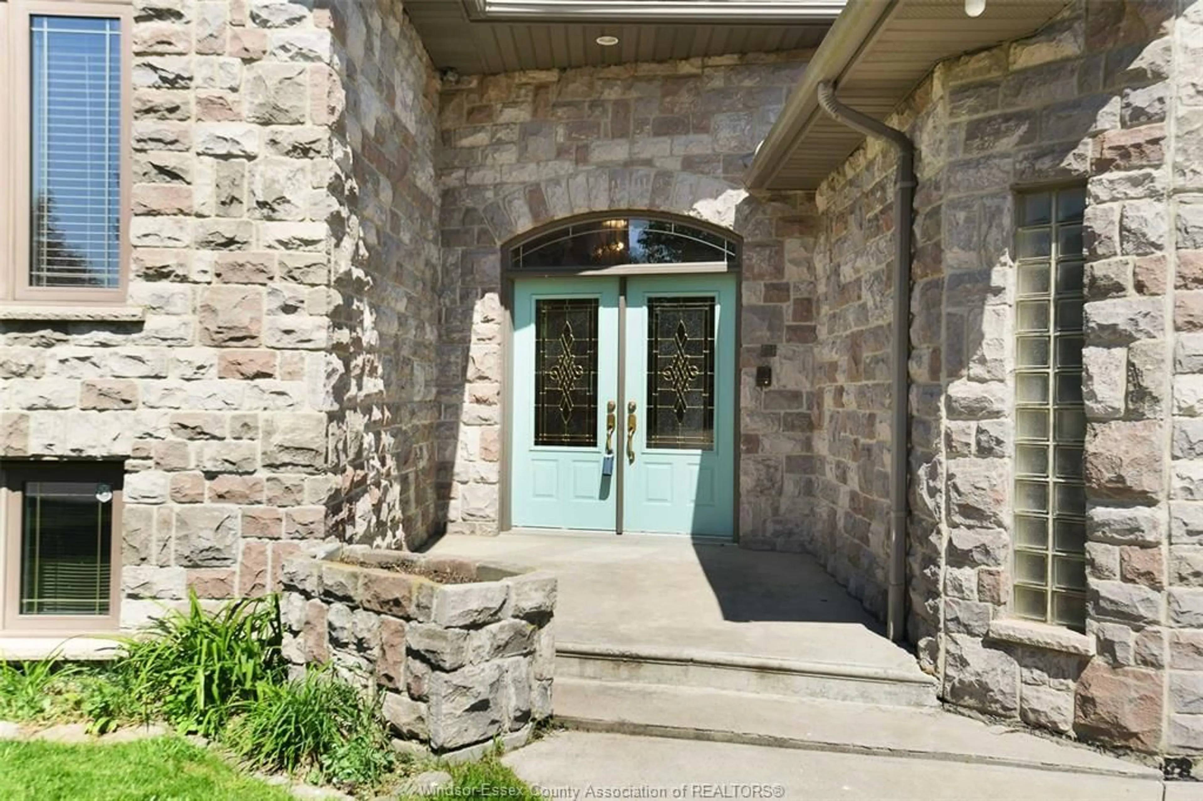 Indoor foyer for 1784 ASKIN Ave, Windsor Ontario N9B 3T9