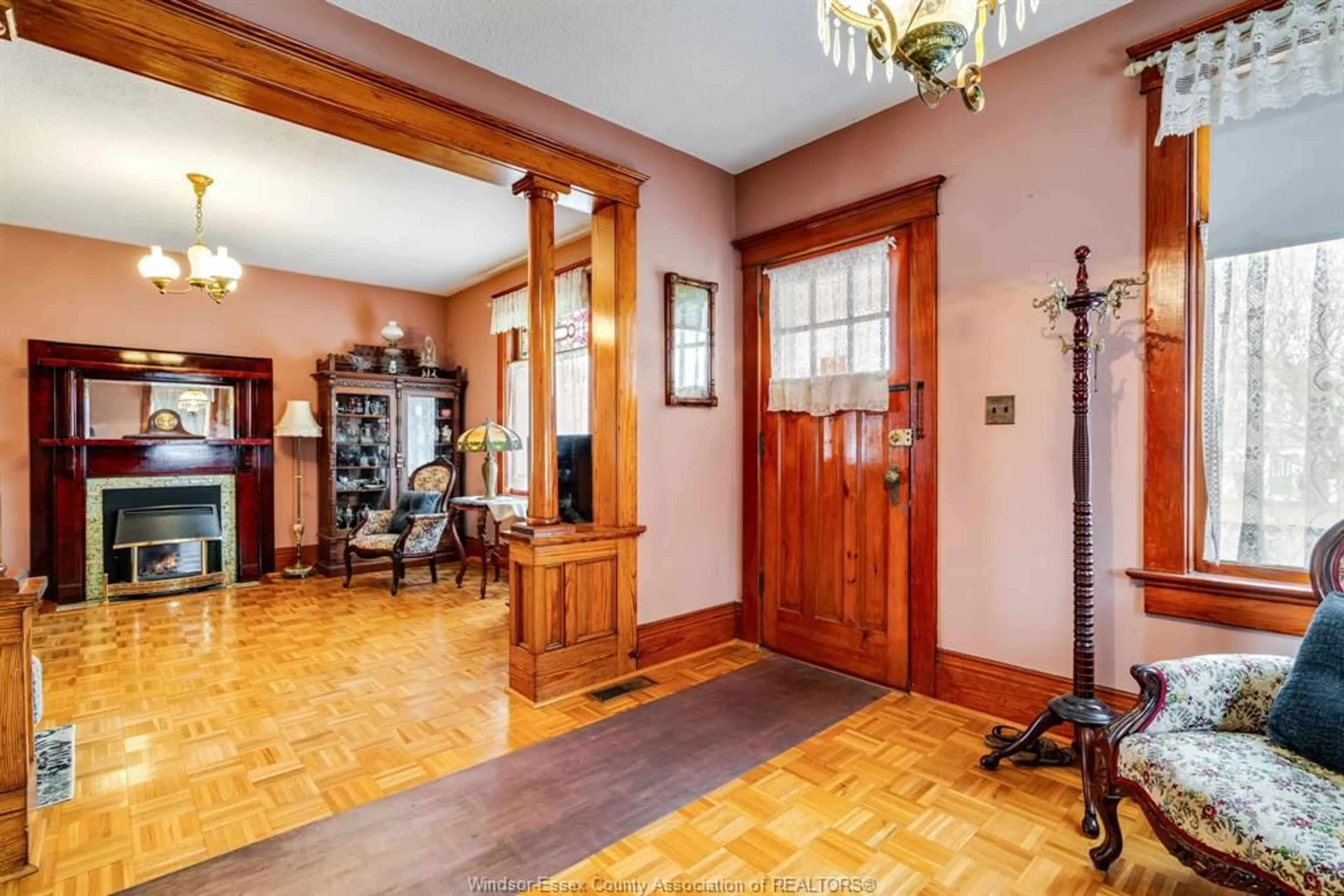 Indoor foyer for 10 CARLYLE St, Tilbury Ontario N0P 2L0