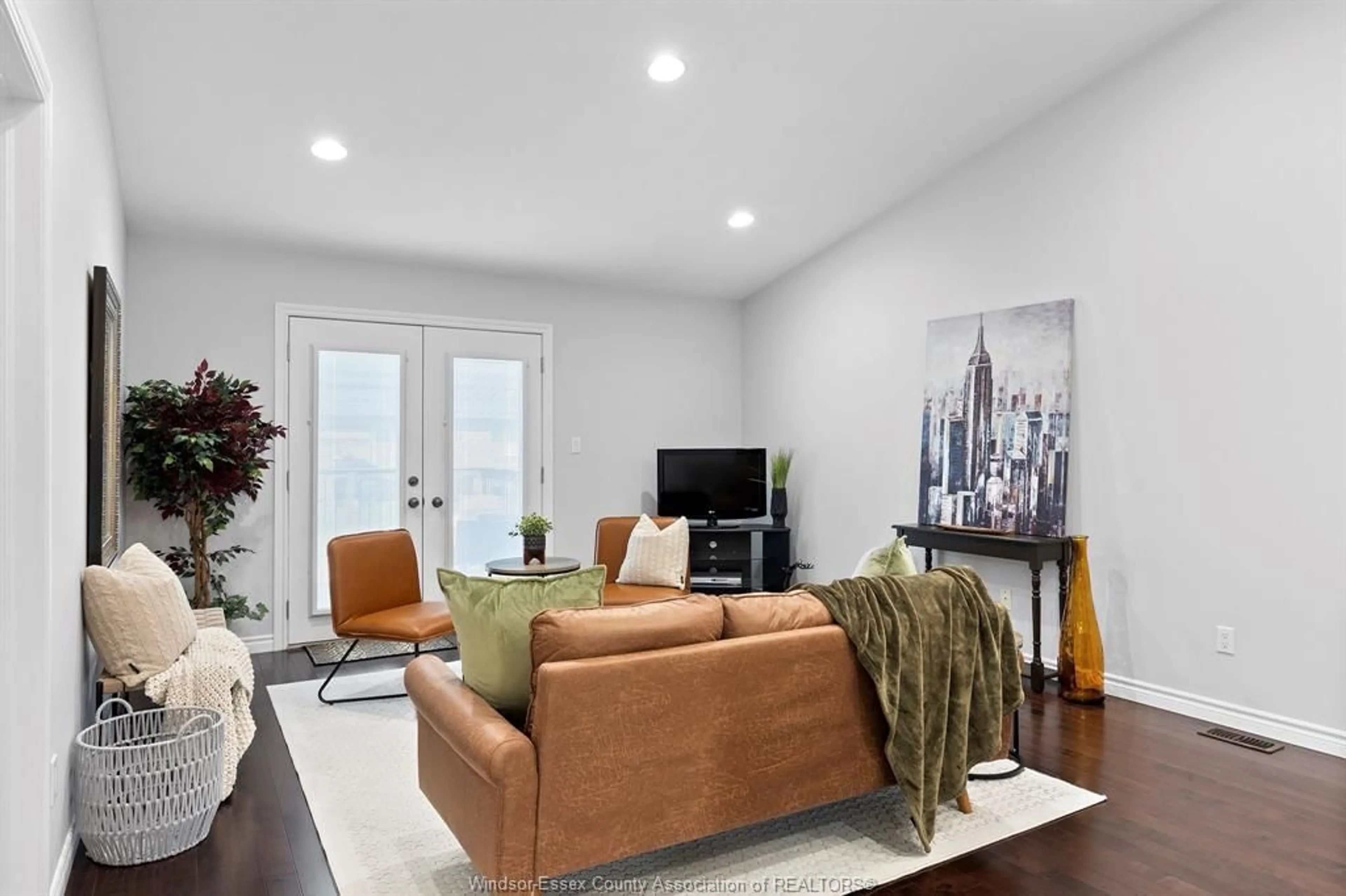 Living room with furniture, unknown for 2553 TIVOLI Ave, Windsor Ontario N5P 0B3