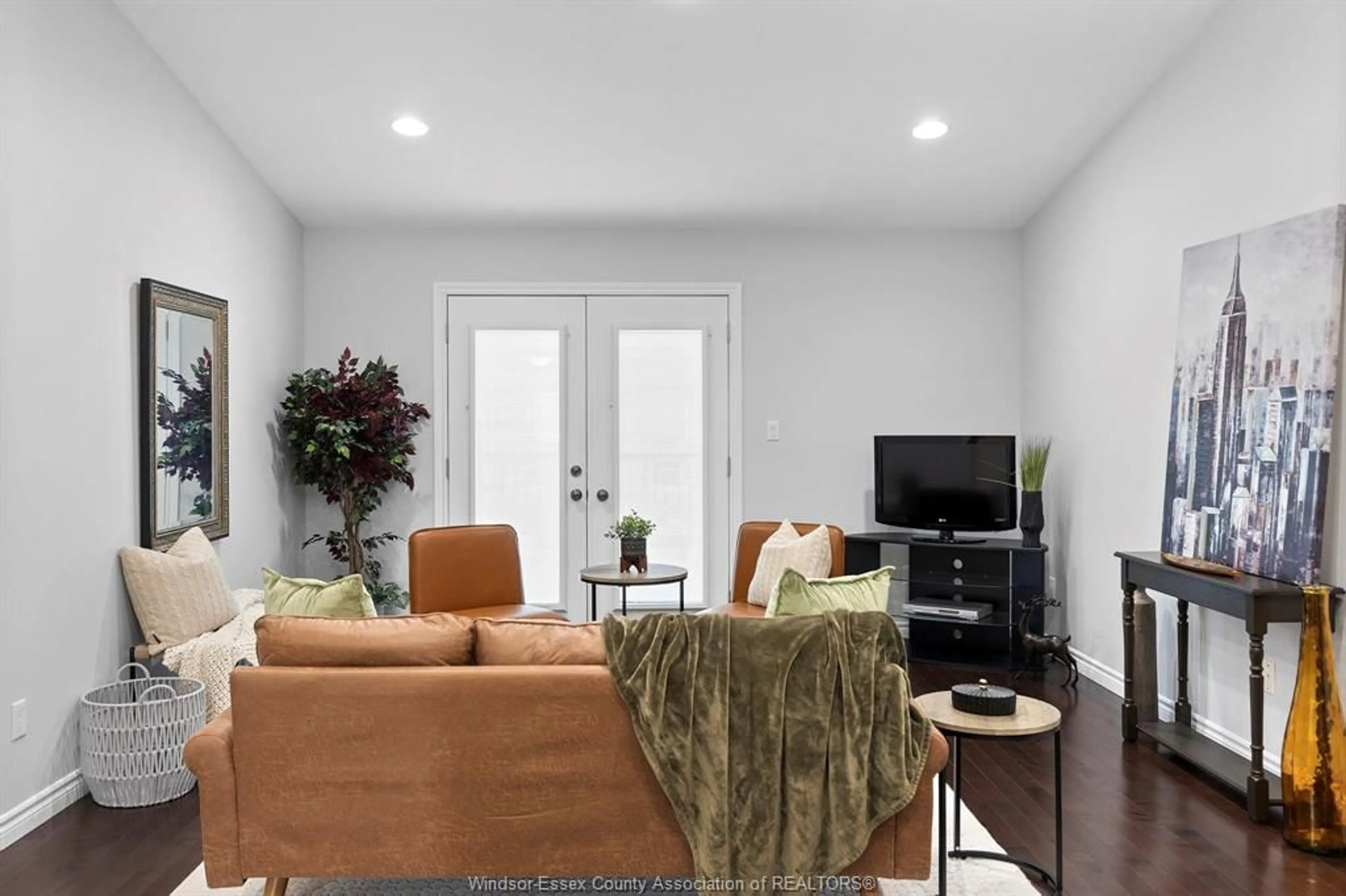 Living room with furniture, unknown for 2553 TIVOLI Ave, Windsor Ontario N5P 0B3