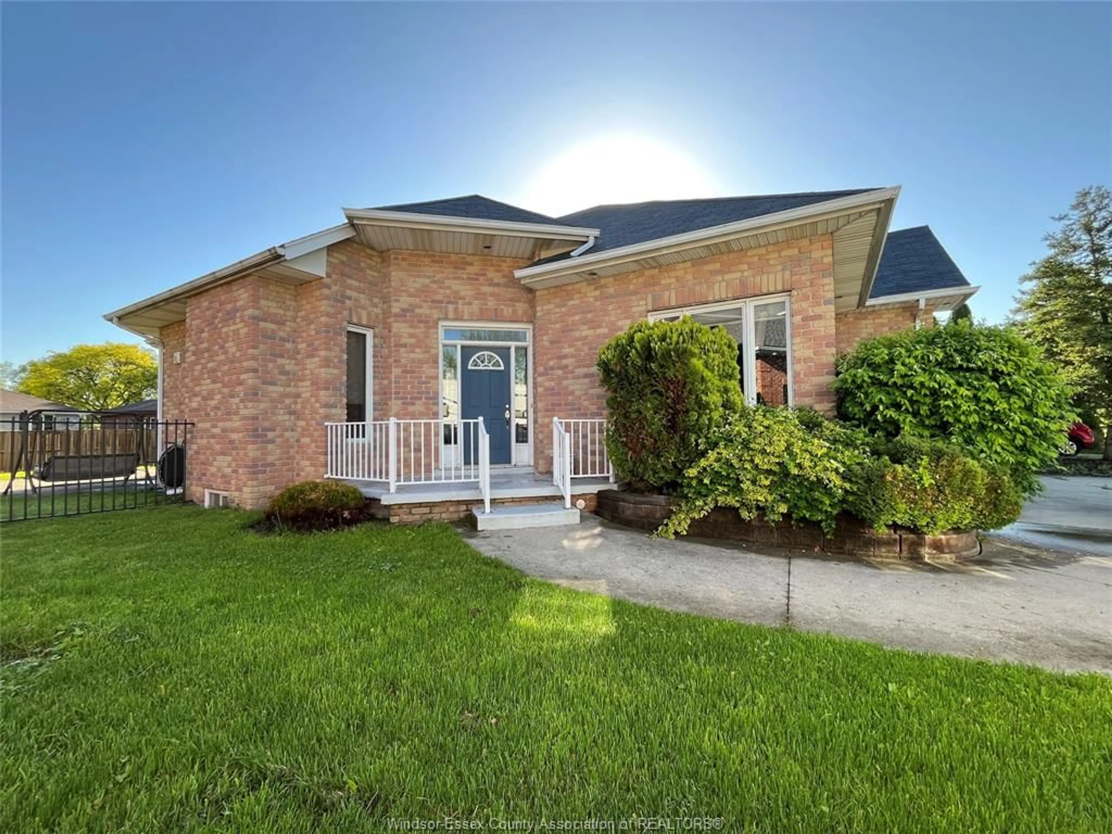 Home with brick exterior material, unknown for 536 LISA Cres, Windsor Ontario N9G 2M5