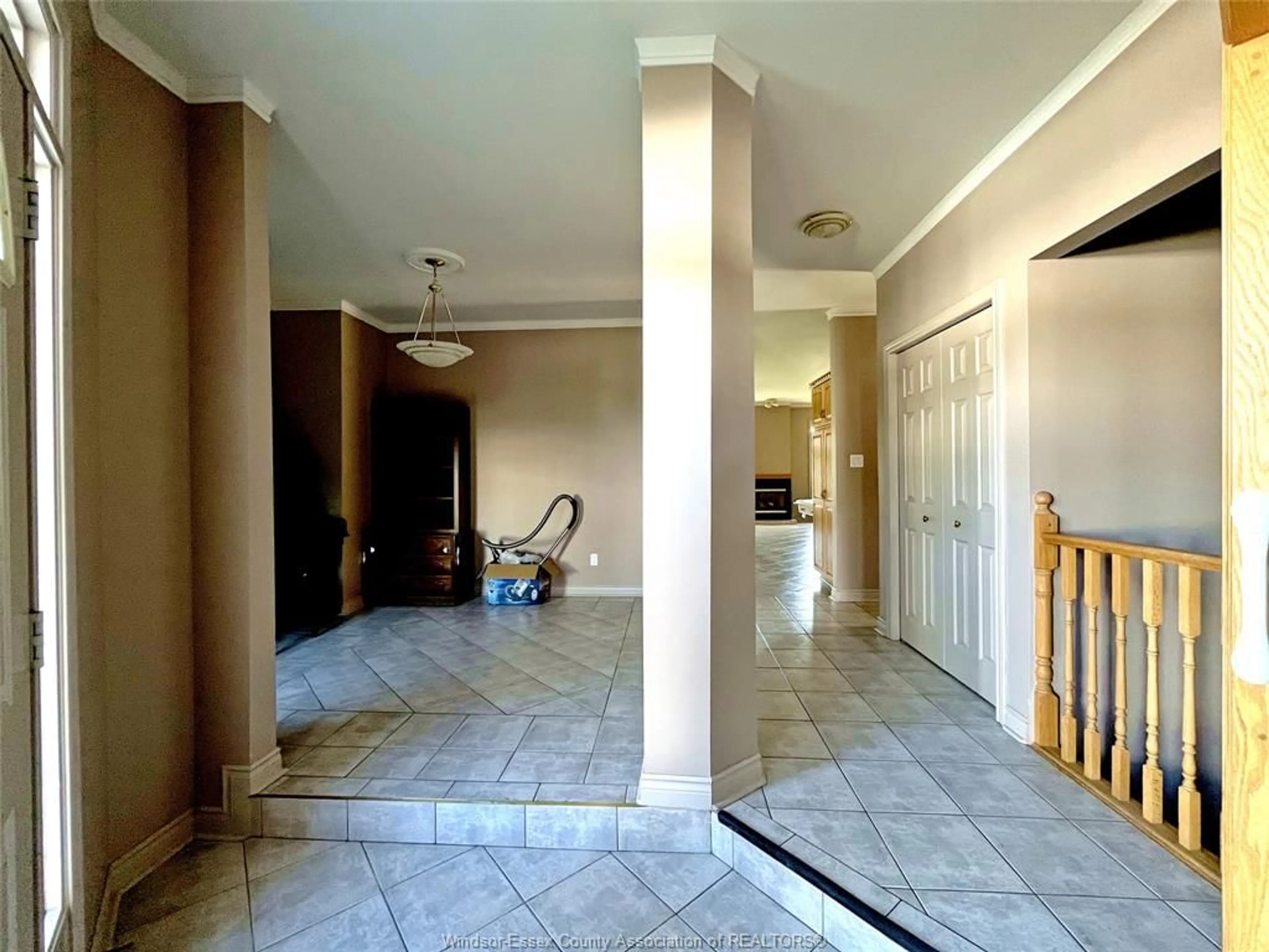 Indoor foyer for 536 LISA Cres, Windsor Ontario N9G 2M5