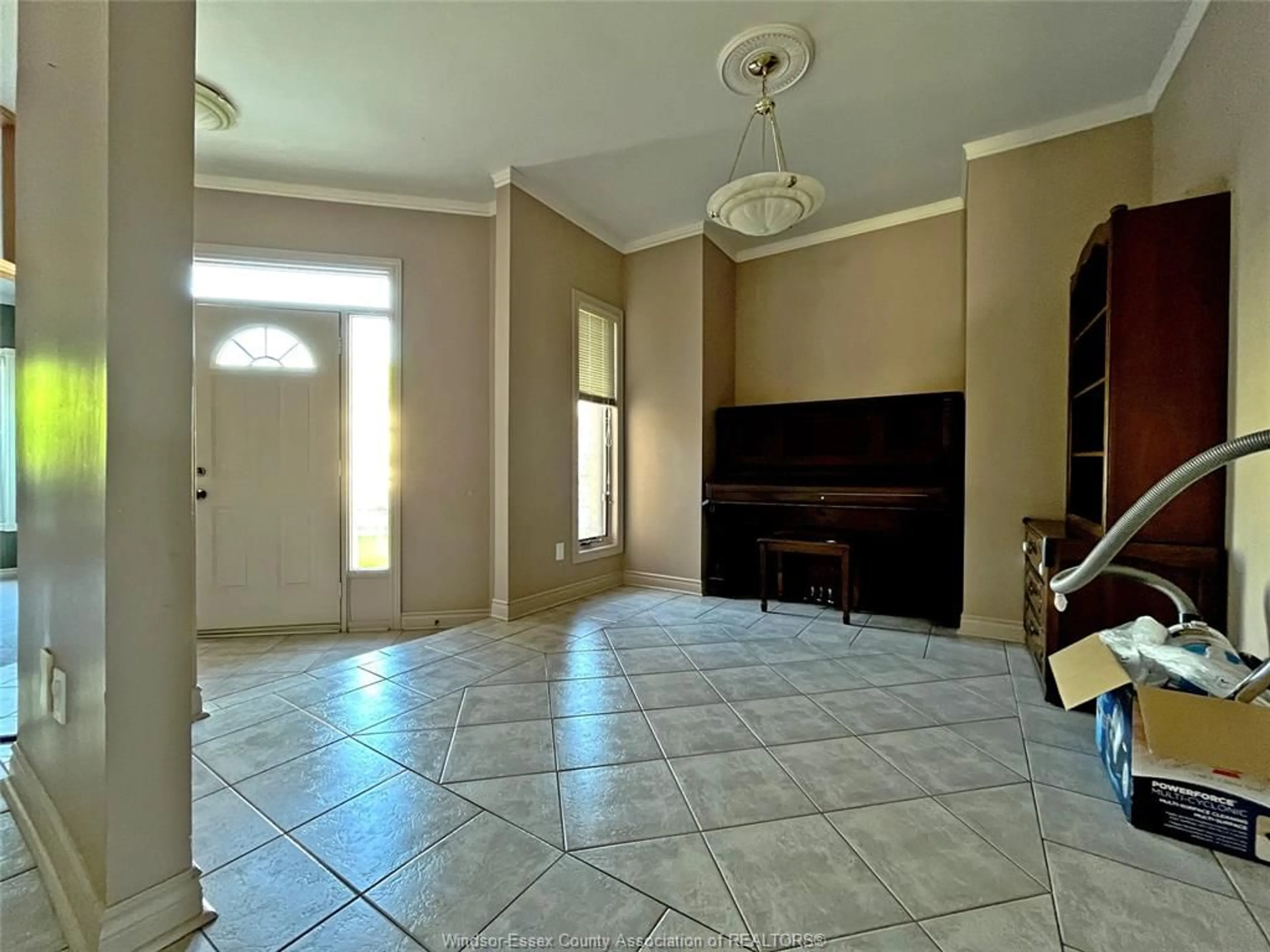 Indoor foyer for 536 LISA Cres, Windsor Ontario N9G 2M5
