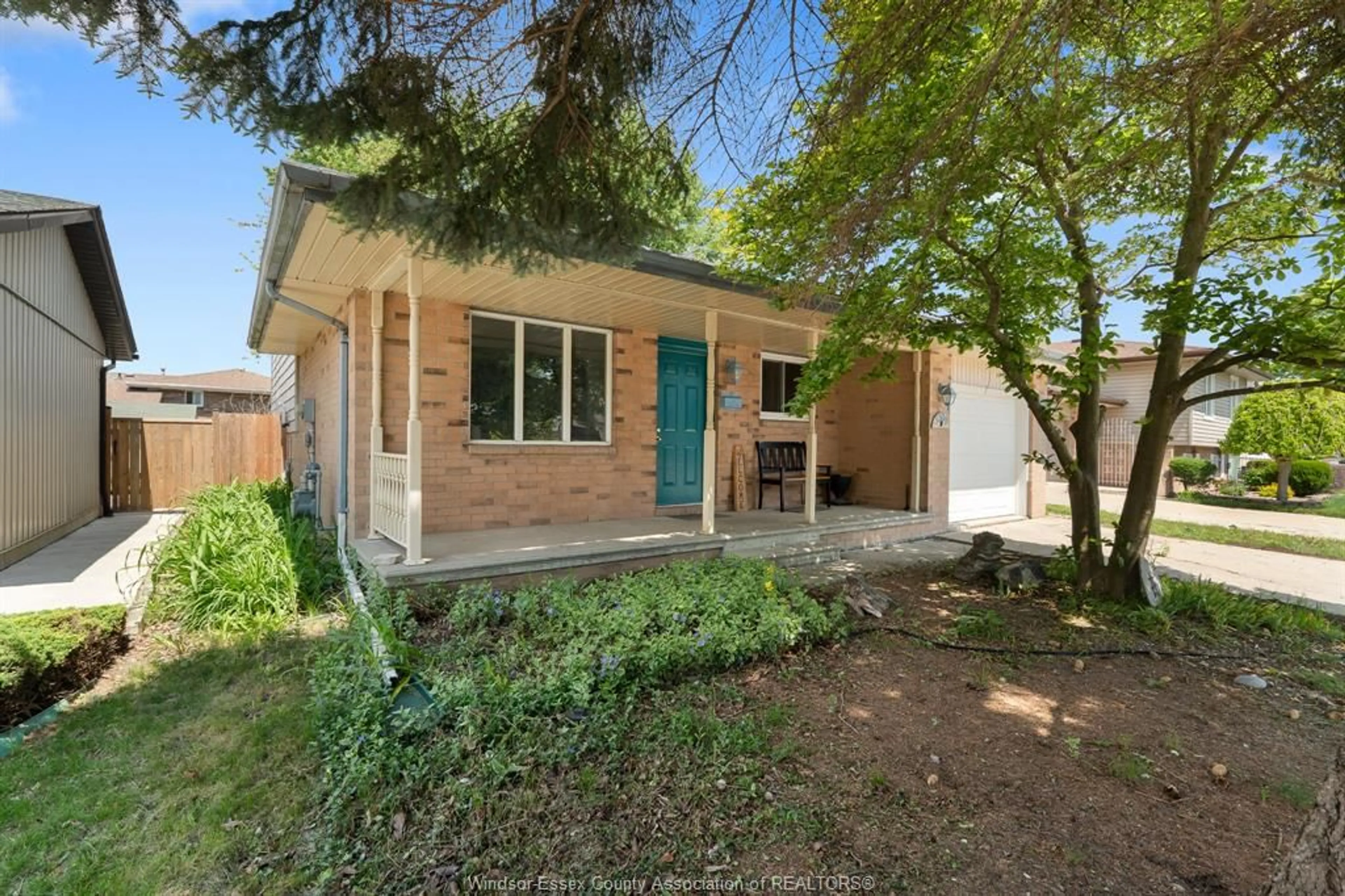 A pic from outside/outdoor area/front of a property/back of a property/a pic from drone, street for 3309 AURORA Dr, Windsor Ontario N8R 1Y9
