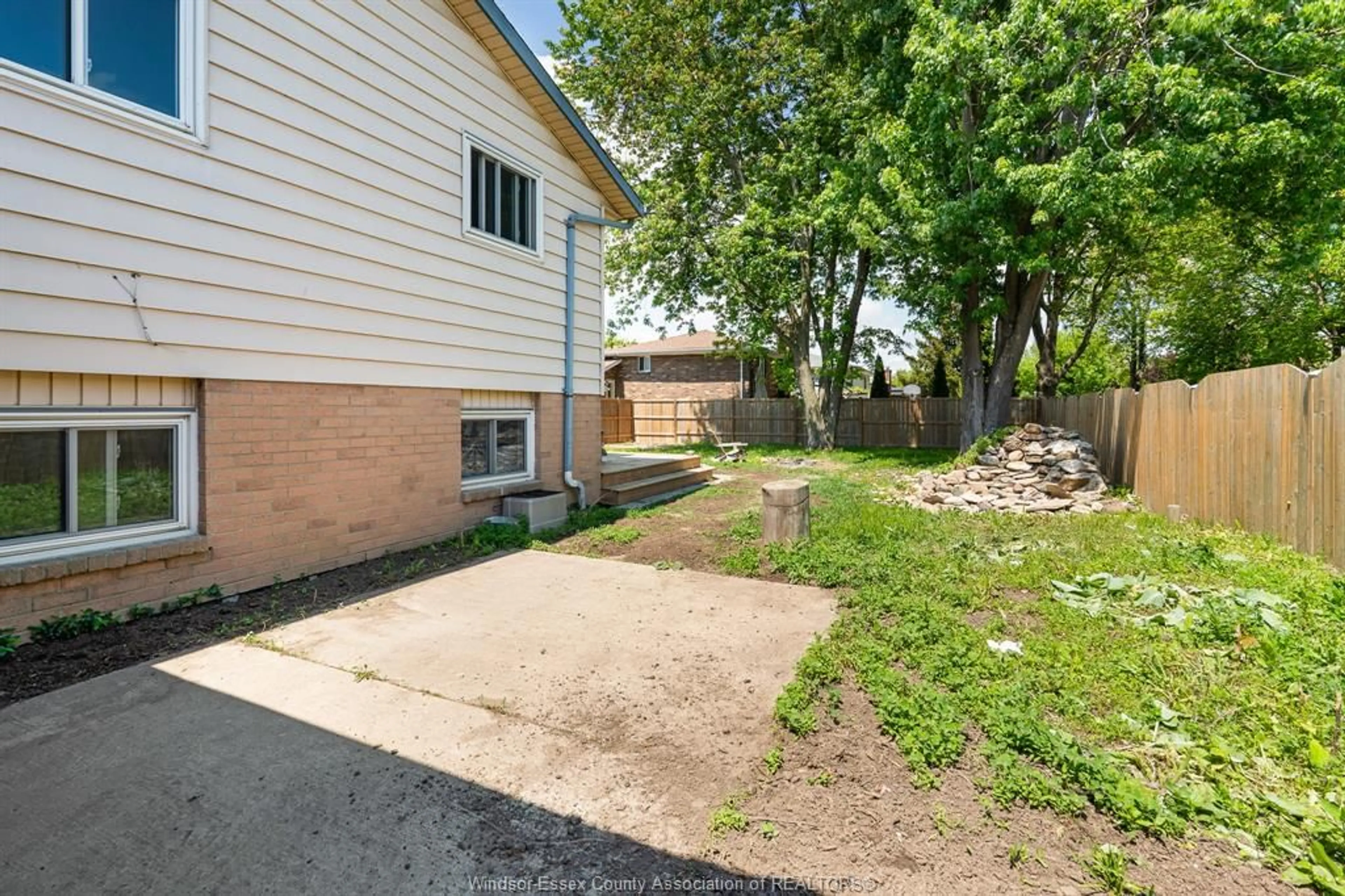 Unknown for 3309 AURORA Dr, Windsor Ontario N8R 1Y9