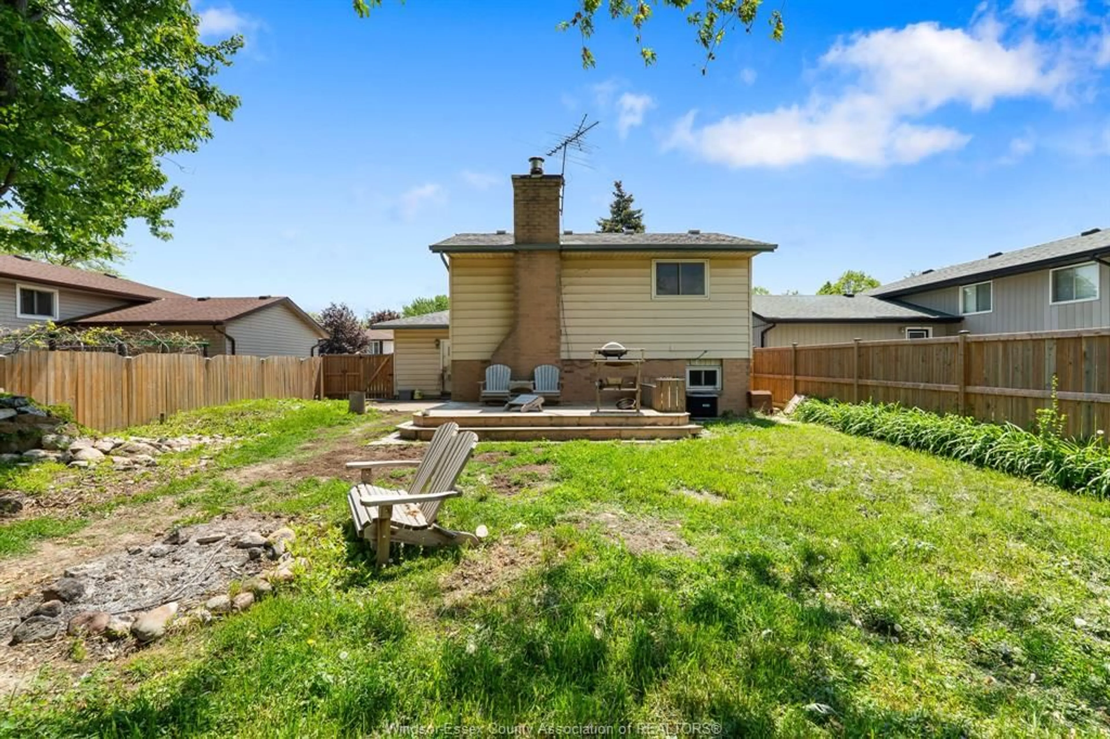 A pic from outside/outdoor area/front of a property/back of a property/a pic from drone, unknown for 3309 AURORA Dr, Windsor Ontario N8R 1Y9