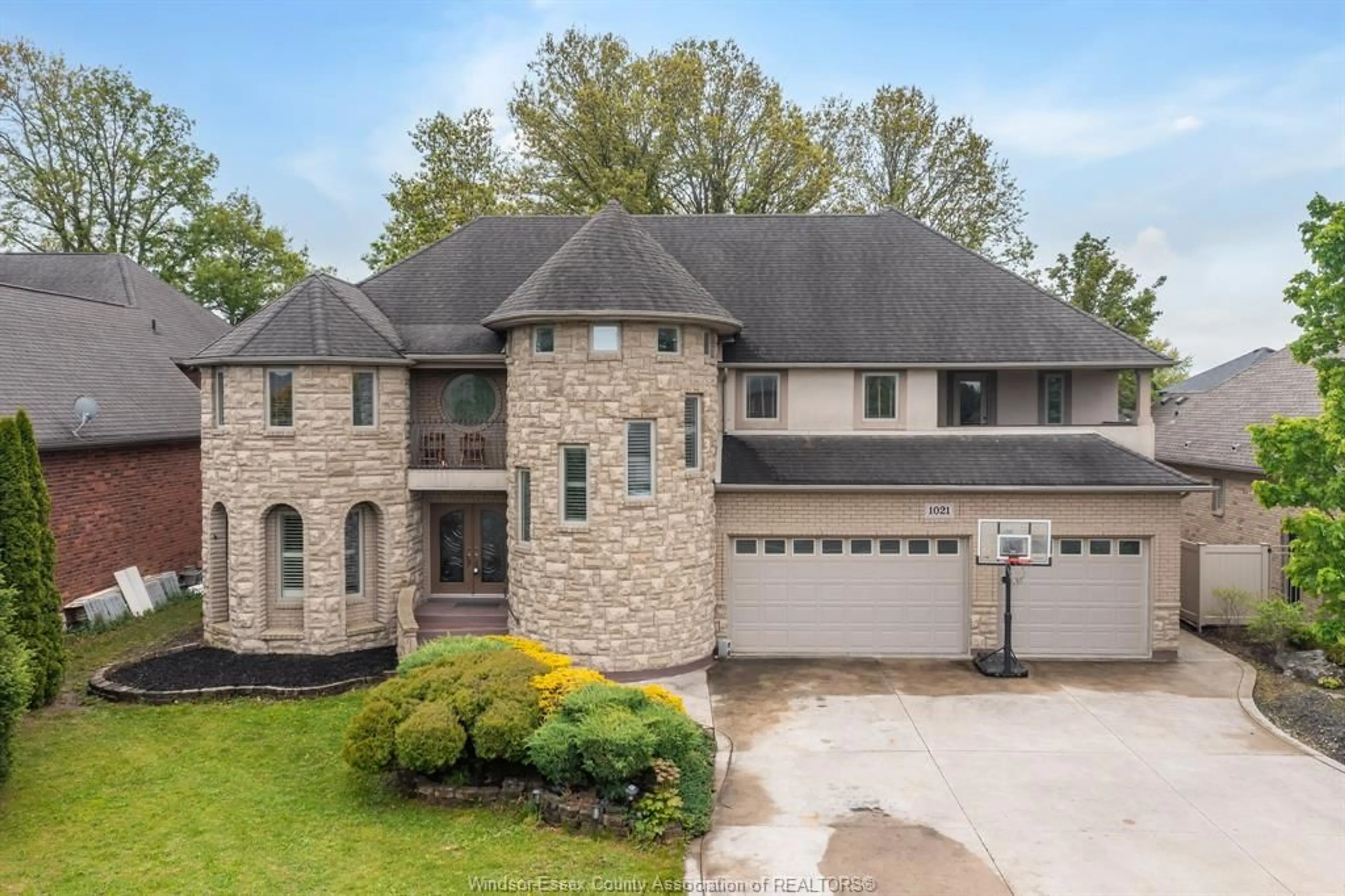 A pic from outside/outdoor area/front of a property/back of a property/a pic from drone, unknown for 1021 COUNTY RD 22, Lakeshore Ontario N0R 1A0