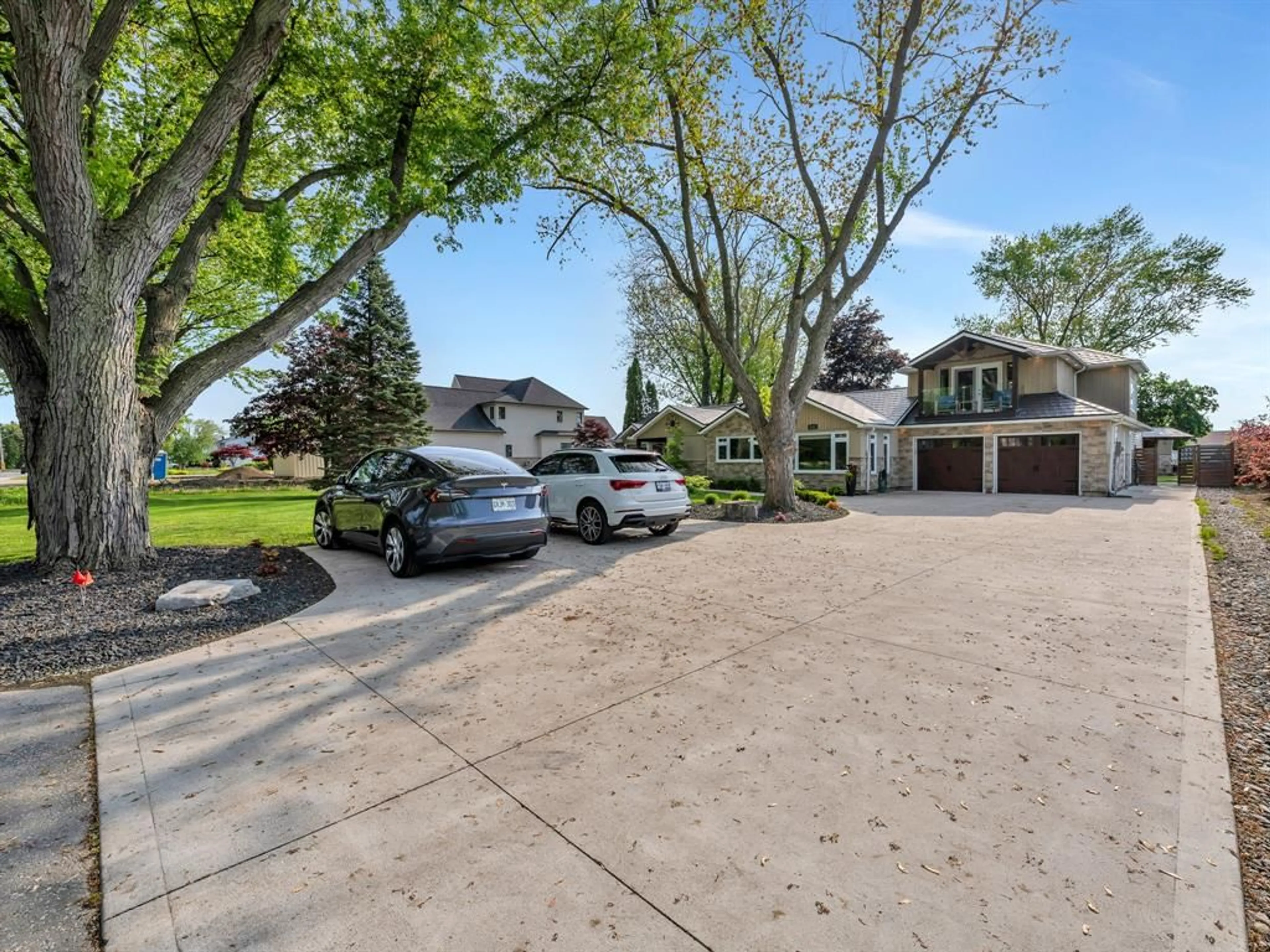 A pic from outside/outdoor area/front of a property/back of a property/a pic from drone, street for 451 ARLINGTON Blvd, Tecumseh Ontario N8N 2K1