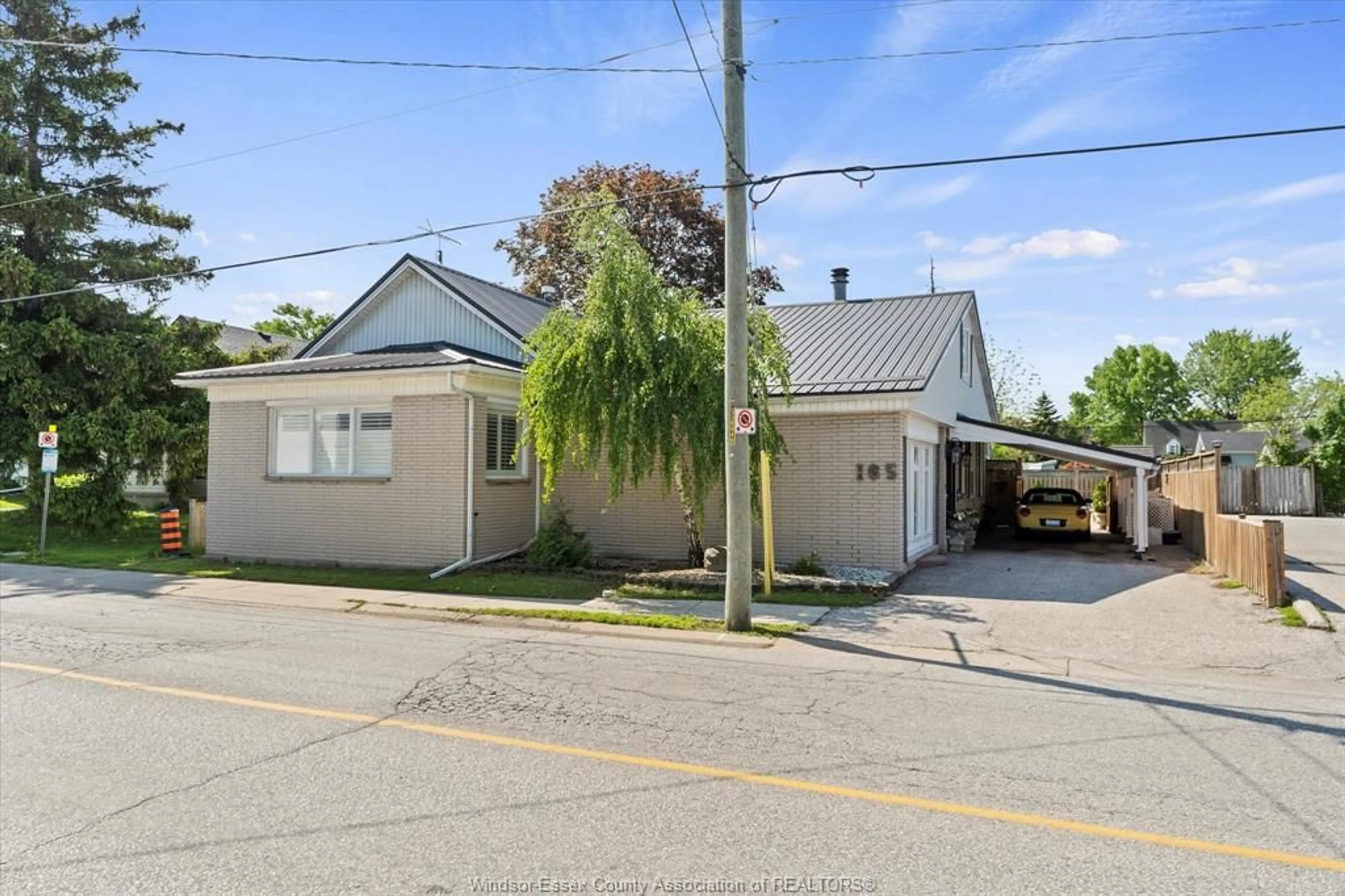 A pic from outside/outdoor area/front of a property/back of a property/a pic from drone, street for 165 SIMCOE St, Amherstburg Ontario N9V 1M2