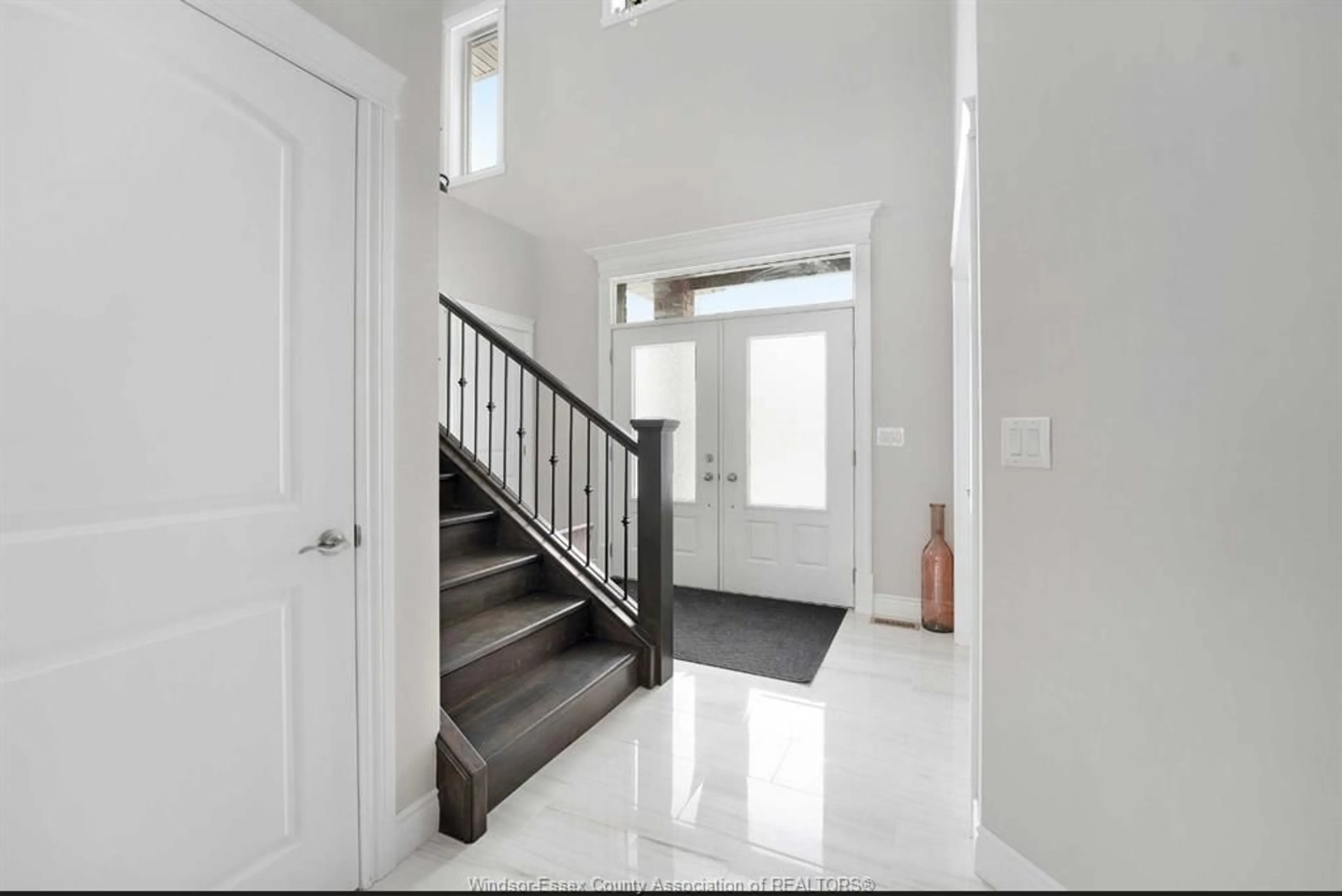 Indoor entryway for 201 MORTON, Essex Ontario N8M 0C5