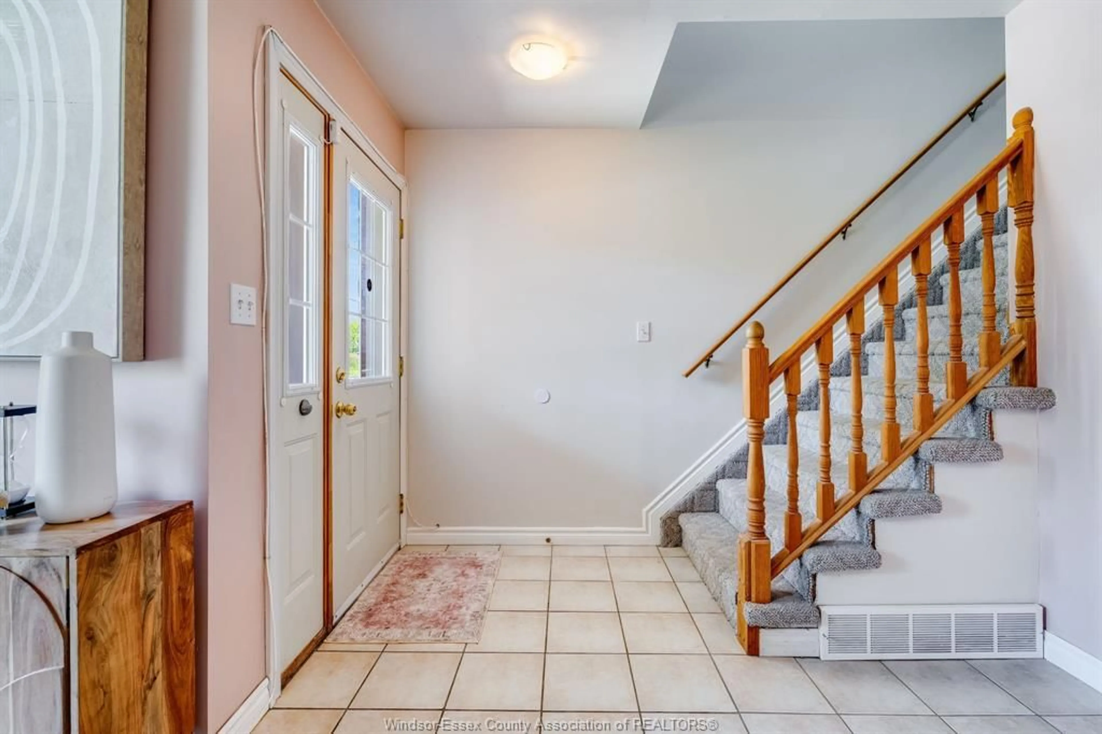 Indoor entryway for 188 ARTHUR St, Essex Ontario N0R 1G0