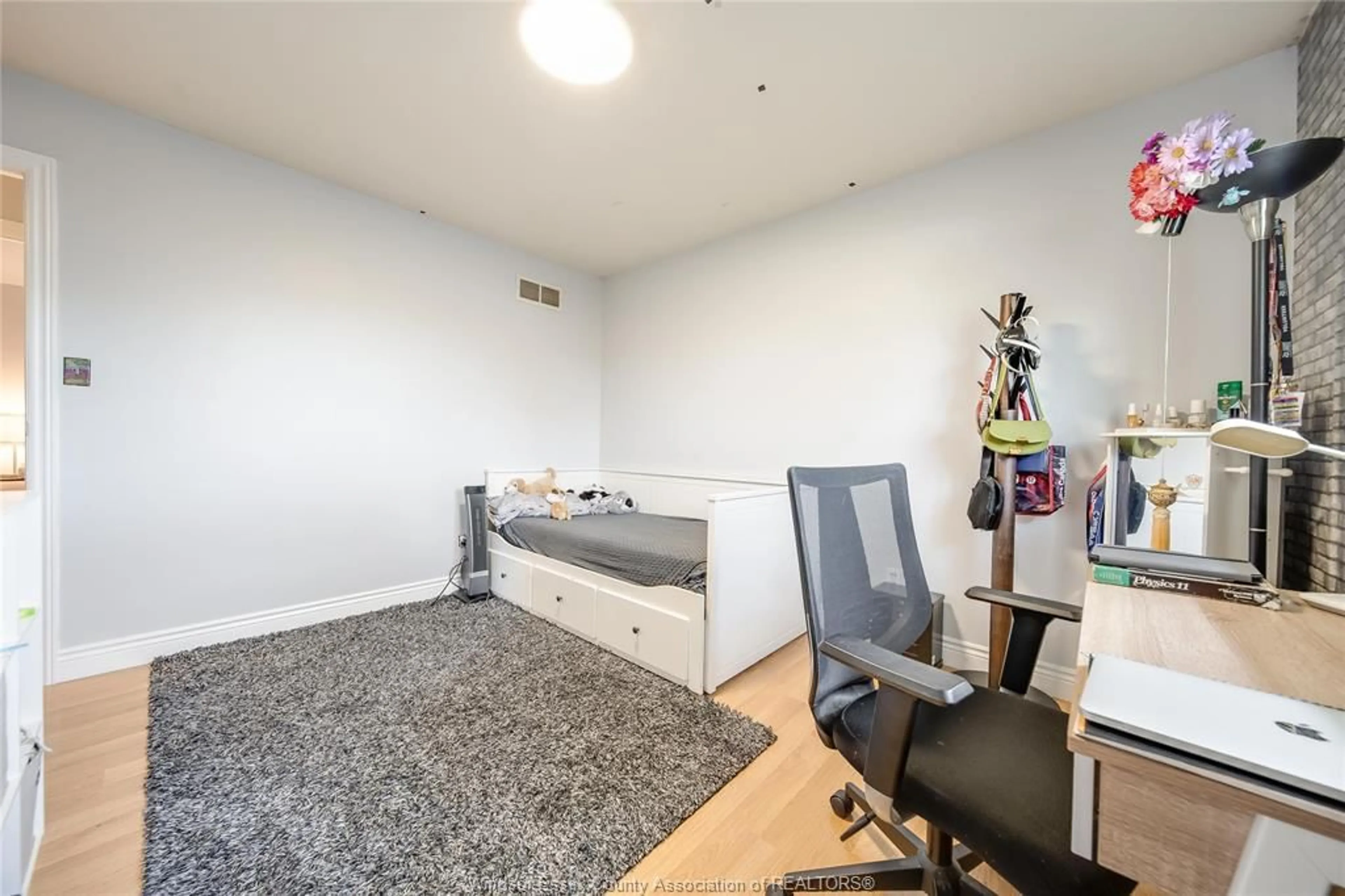 A pic of a room for 2505 ST CLAIR Ave, Windsor Ontario N9E 4L9