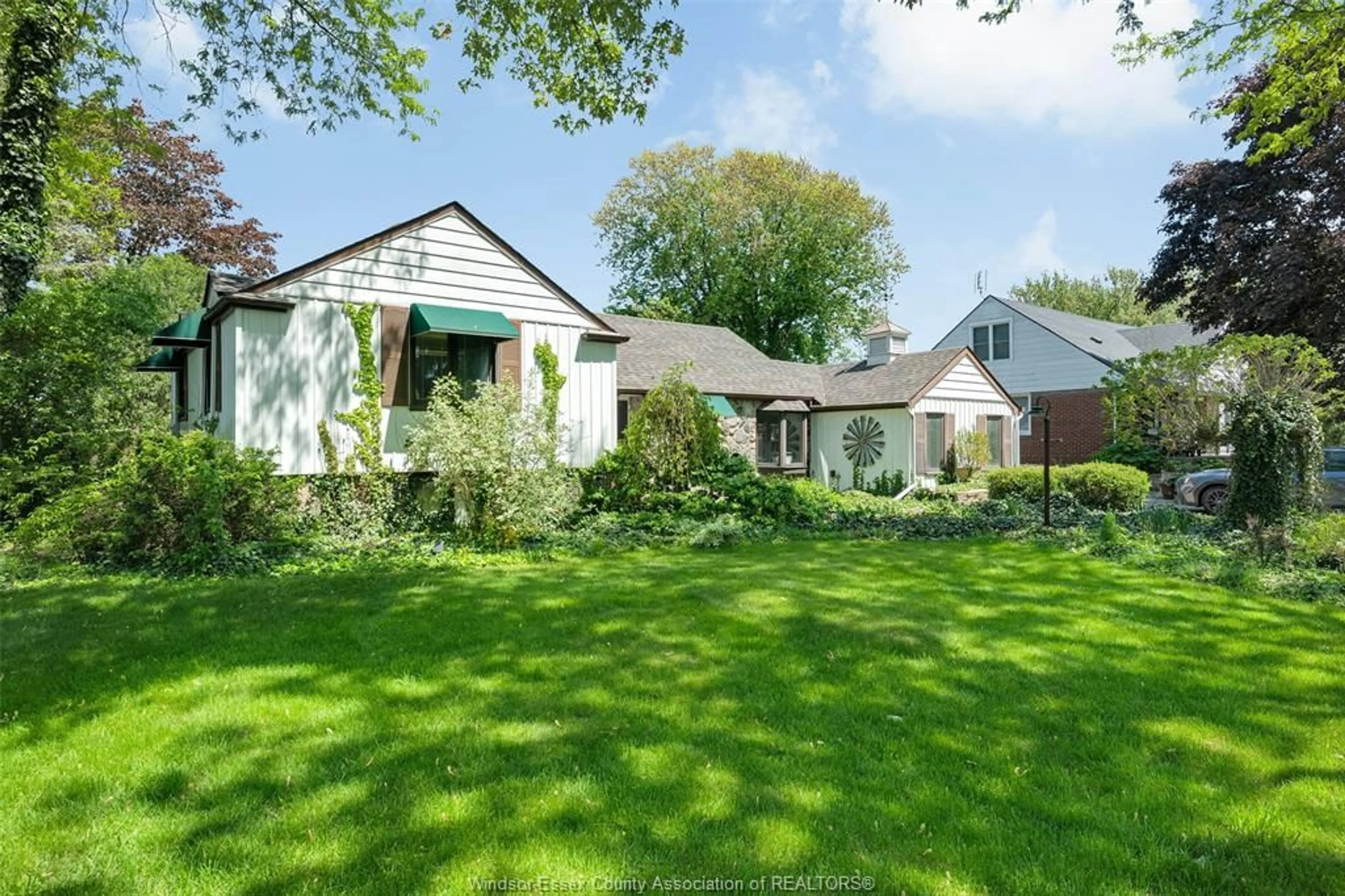 A pic from outside/outdoor area/front of a property/back of a property/a pic from drone, street for 3510 CHURCH St, Windsor Ontario N9E 1V8