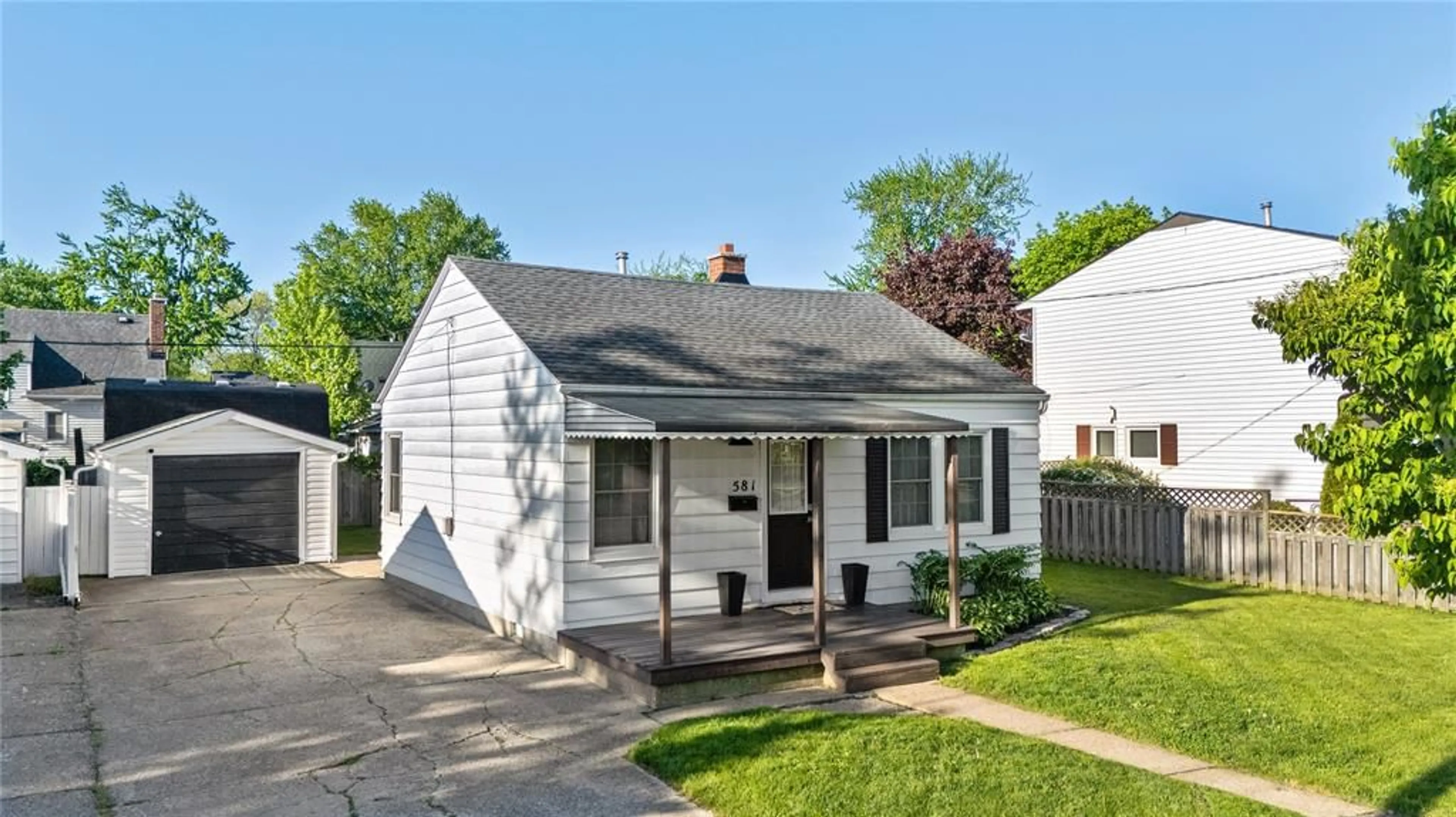 Home with vinyl exterior material, street for 581 CROMWELL St, Sarnia Ontario N7T 3Z5