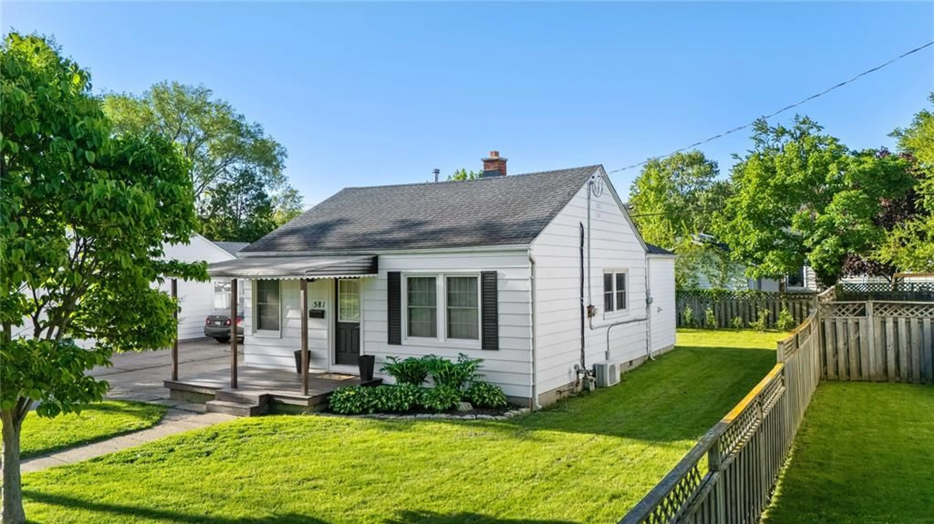 Home with vinyl exterior material, street for 581 CROMWELL St, Sarnia Ontario N7T 3Z5