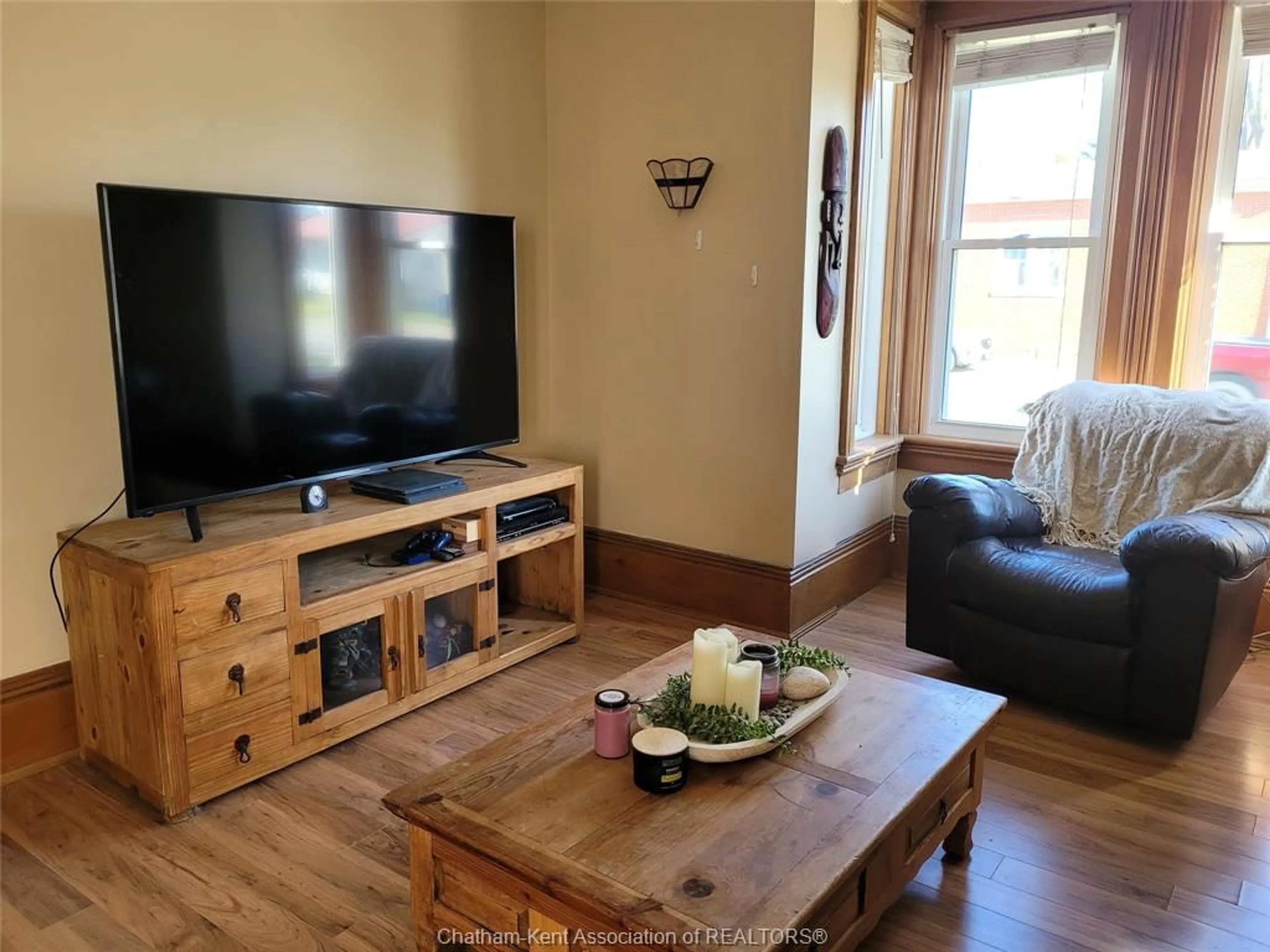 Living room with furniture, wood/laminate floor for 20 Gillard St, Wallaceburg Ontario N8A 1M7