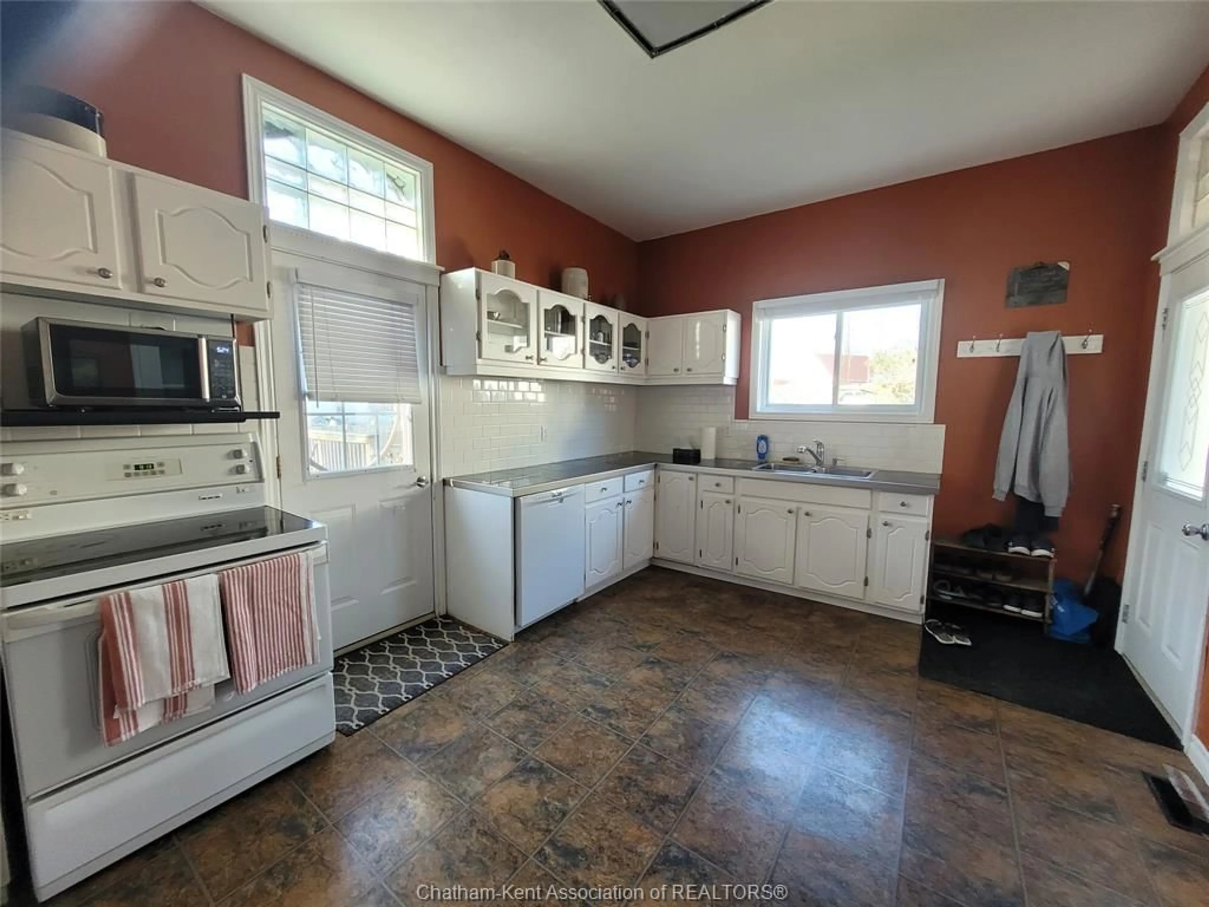 Standard kitchen, unknown for 20 Gillard St, Wallaceburg Ontario N8A 1M7