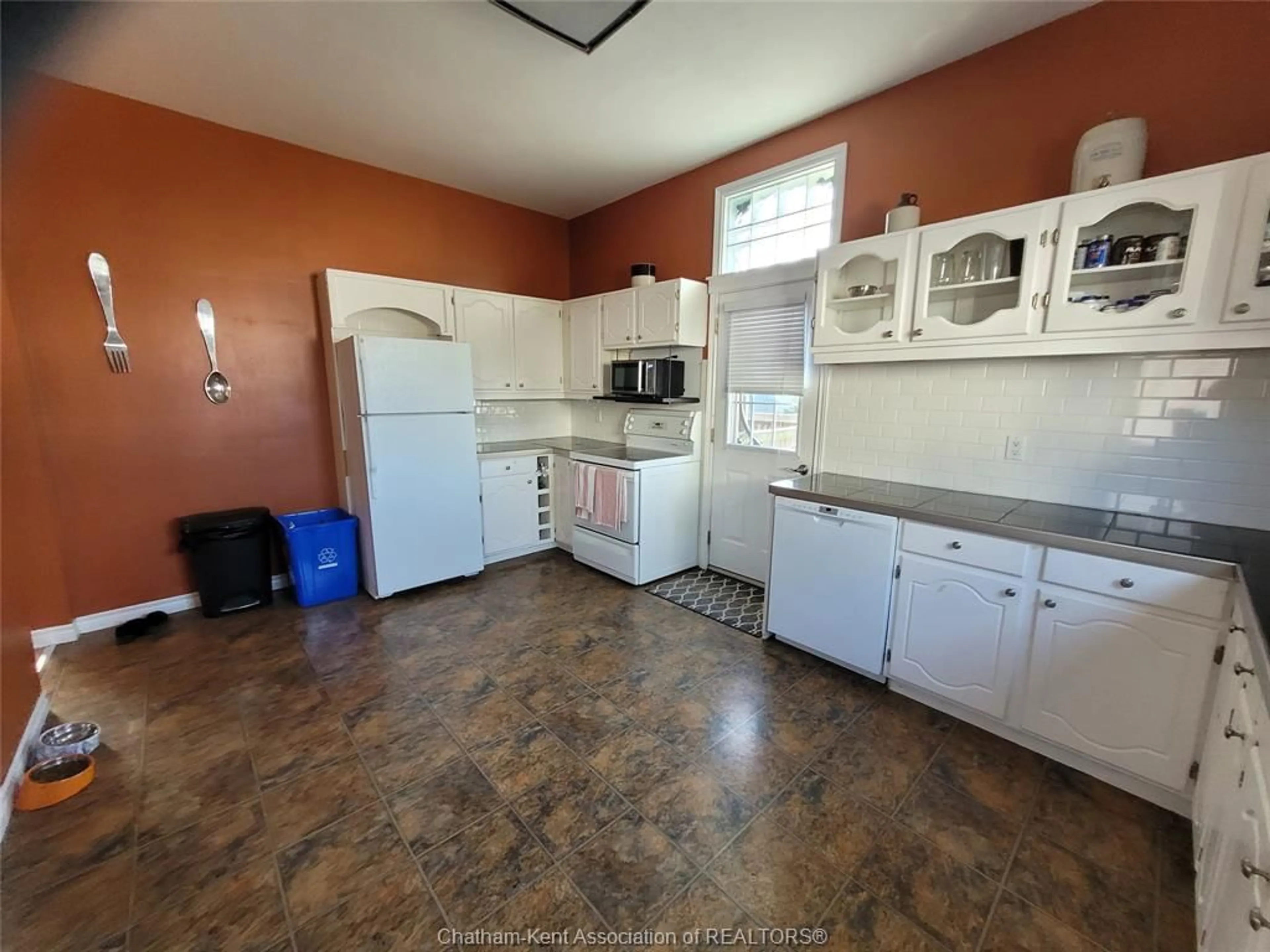 Standard kitchen, ceramic/tile floor for 20 Gillard St, Wallaceburg Ontario N8A 1M7