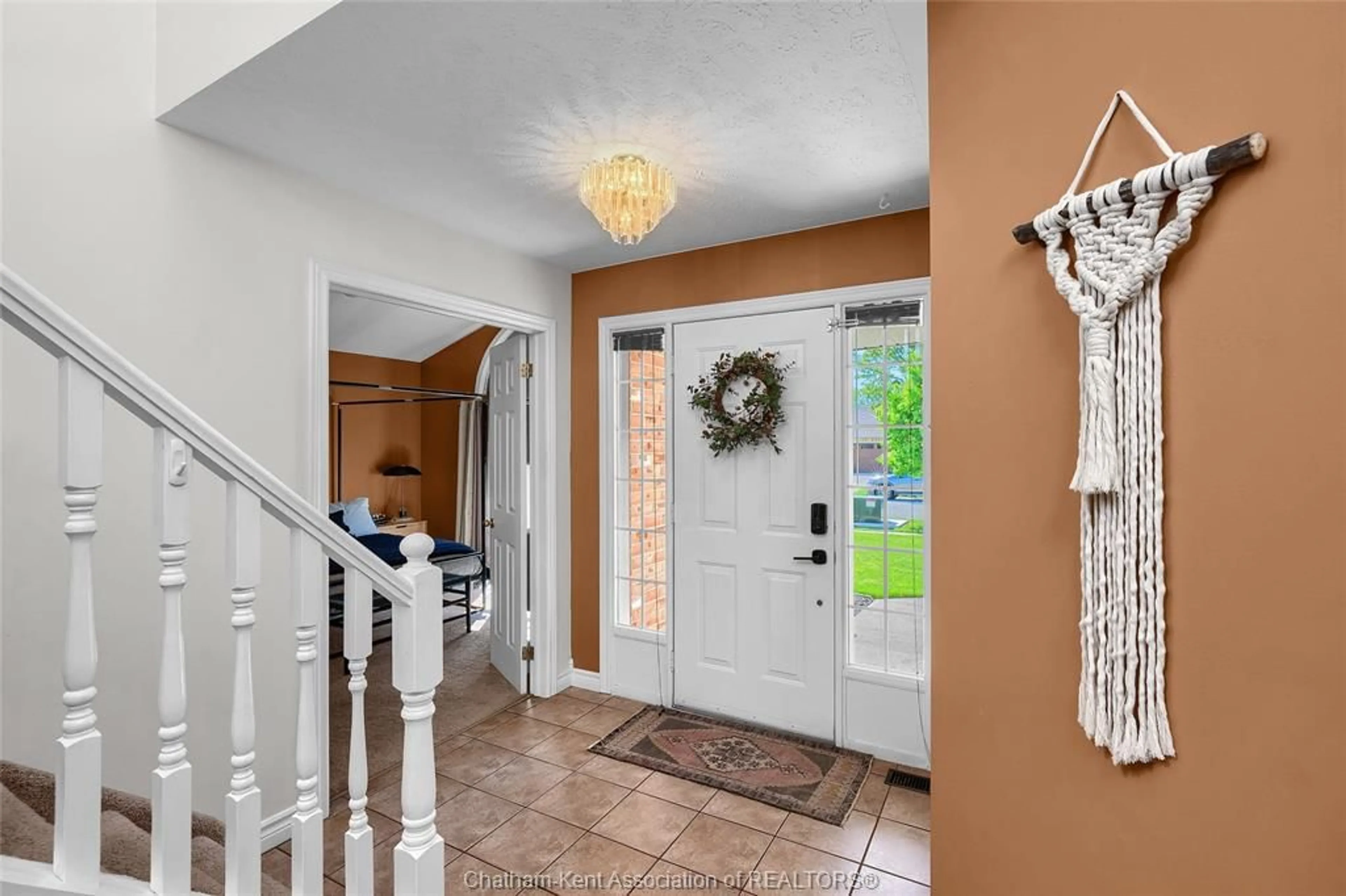 Indoor entryway for 143 GARDEN Path, Chatham Ontario N7L 5M3