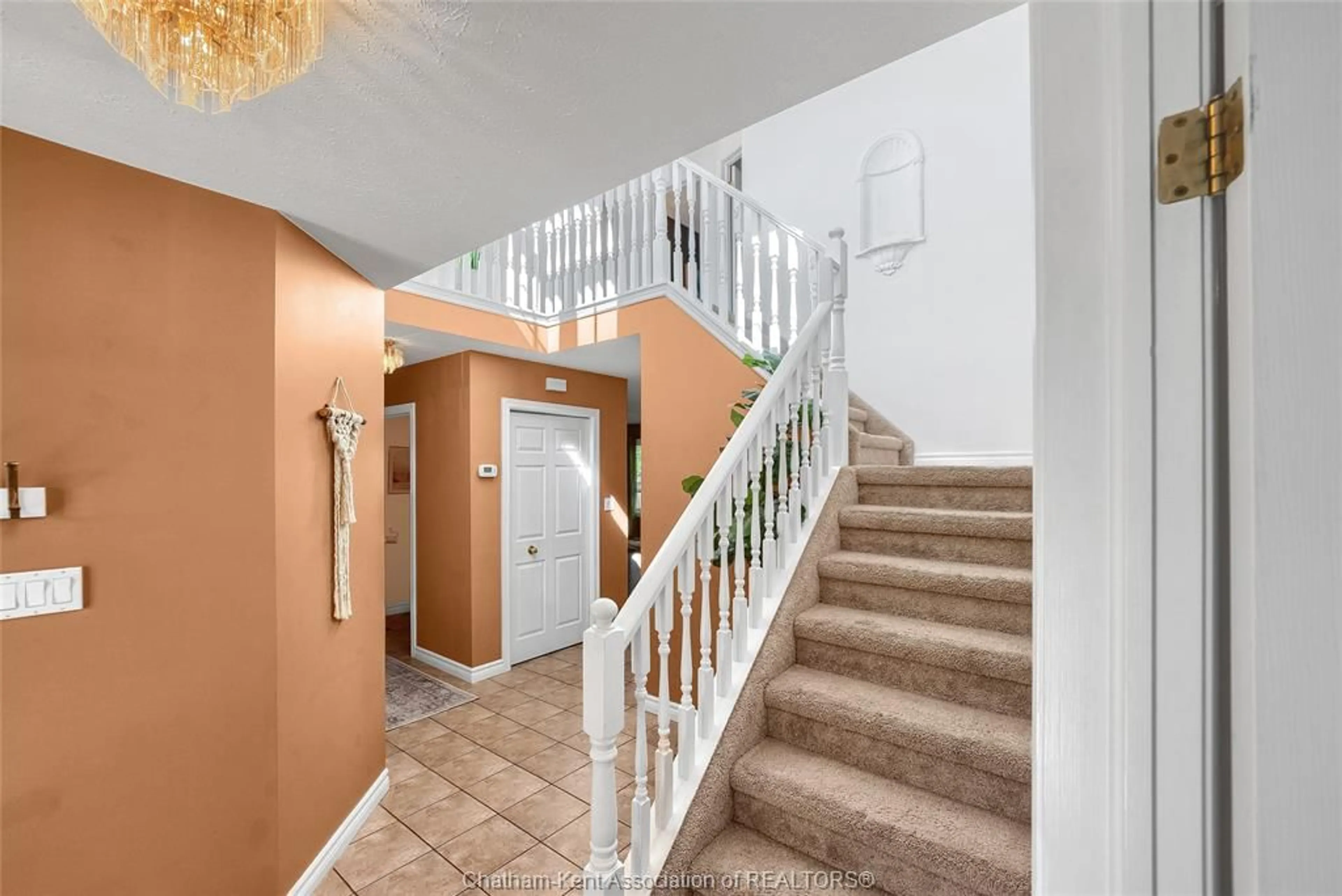 Indoor foyer for 143 GARDEN Path, Chatham Ontario N7L 5M3
